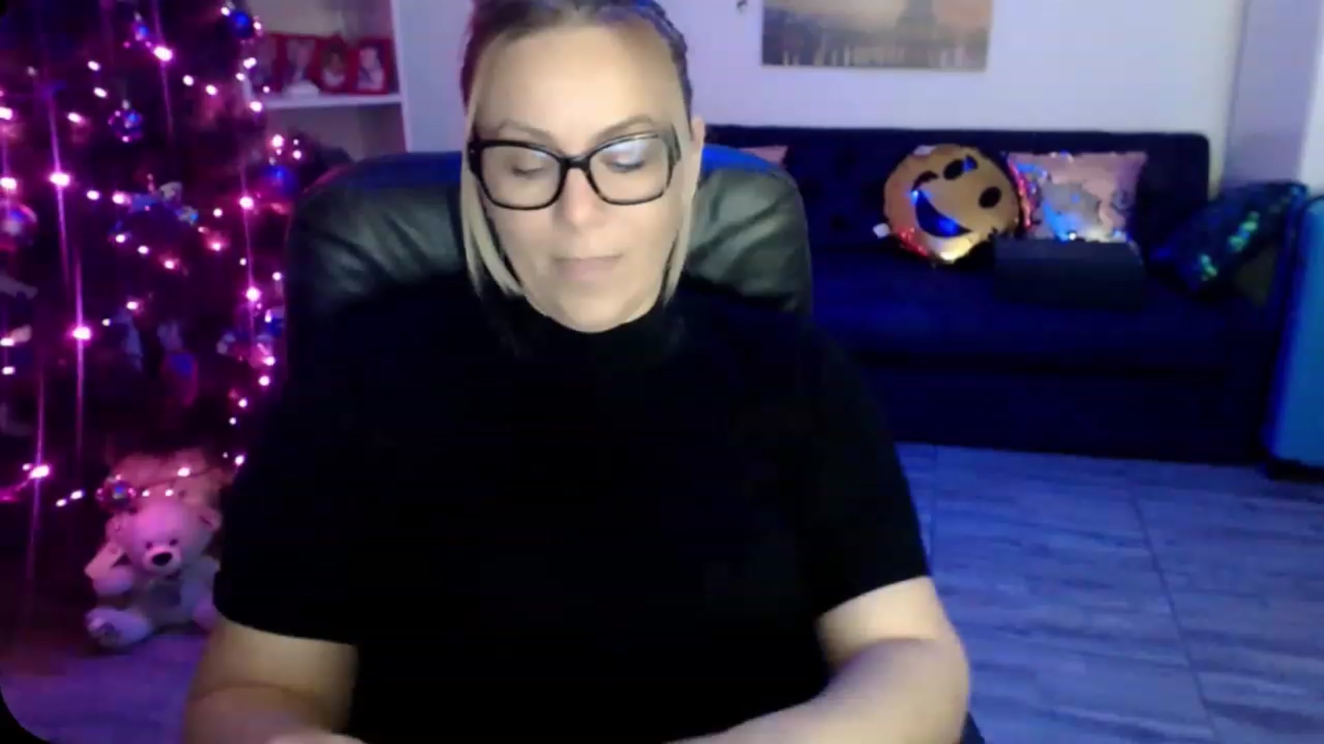 Gallery image thumbnail from A_baby_Boo's myfreecams stream on, 12/08/2022, 15:03 image 15 of 20