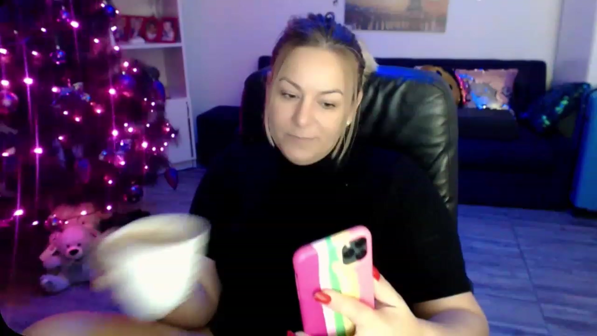 Gallery image thumbnail from A_baby_Boo's myfreecams stream on, 12/08/2022, 16:12 image 2 of 20