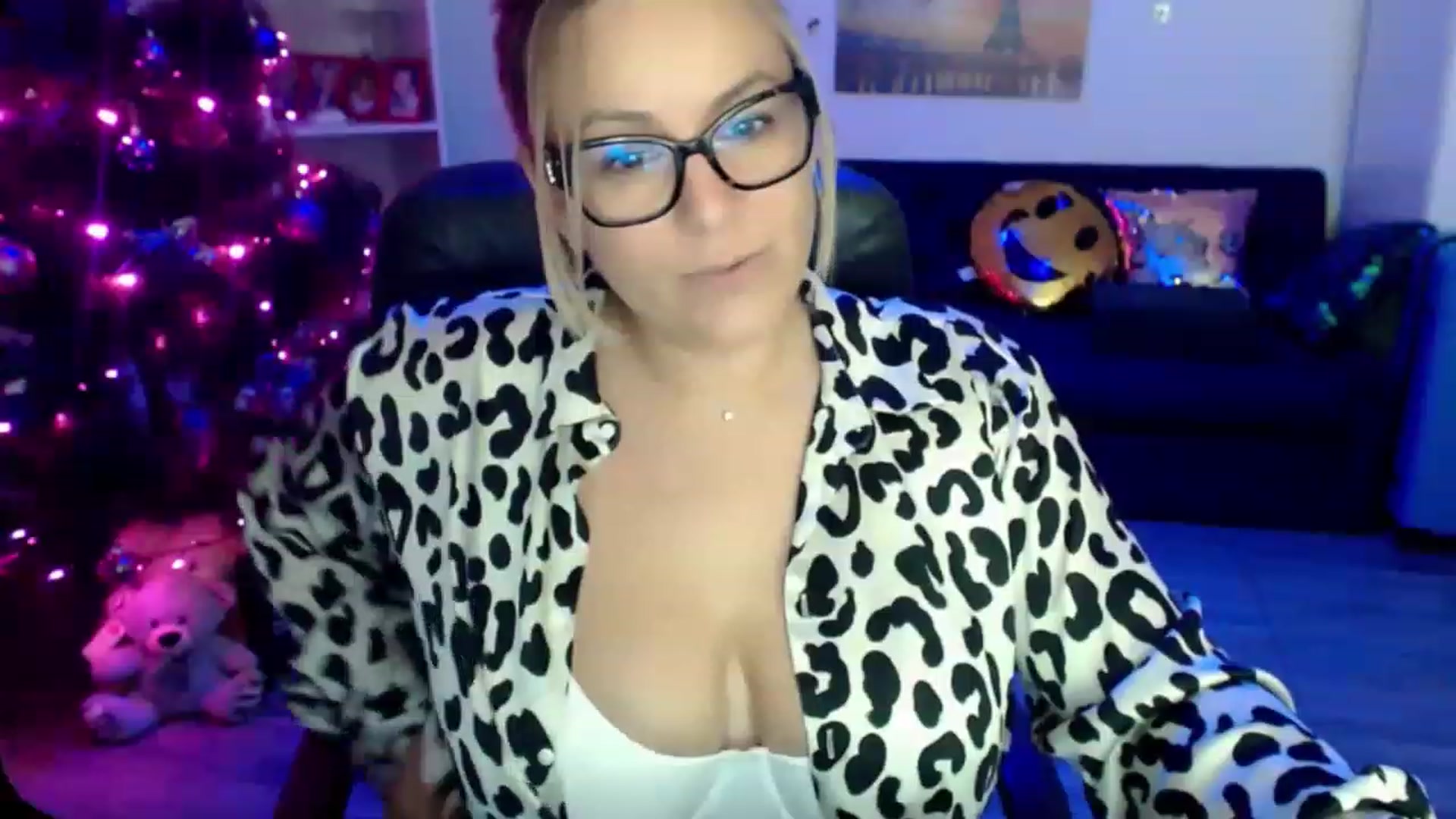 Gallery image thumbnail from A_baby_Boo's myfreecams stream on, 12/08/2022, 17:34 image 16 of 20