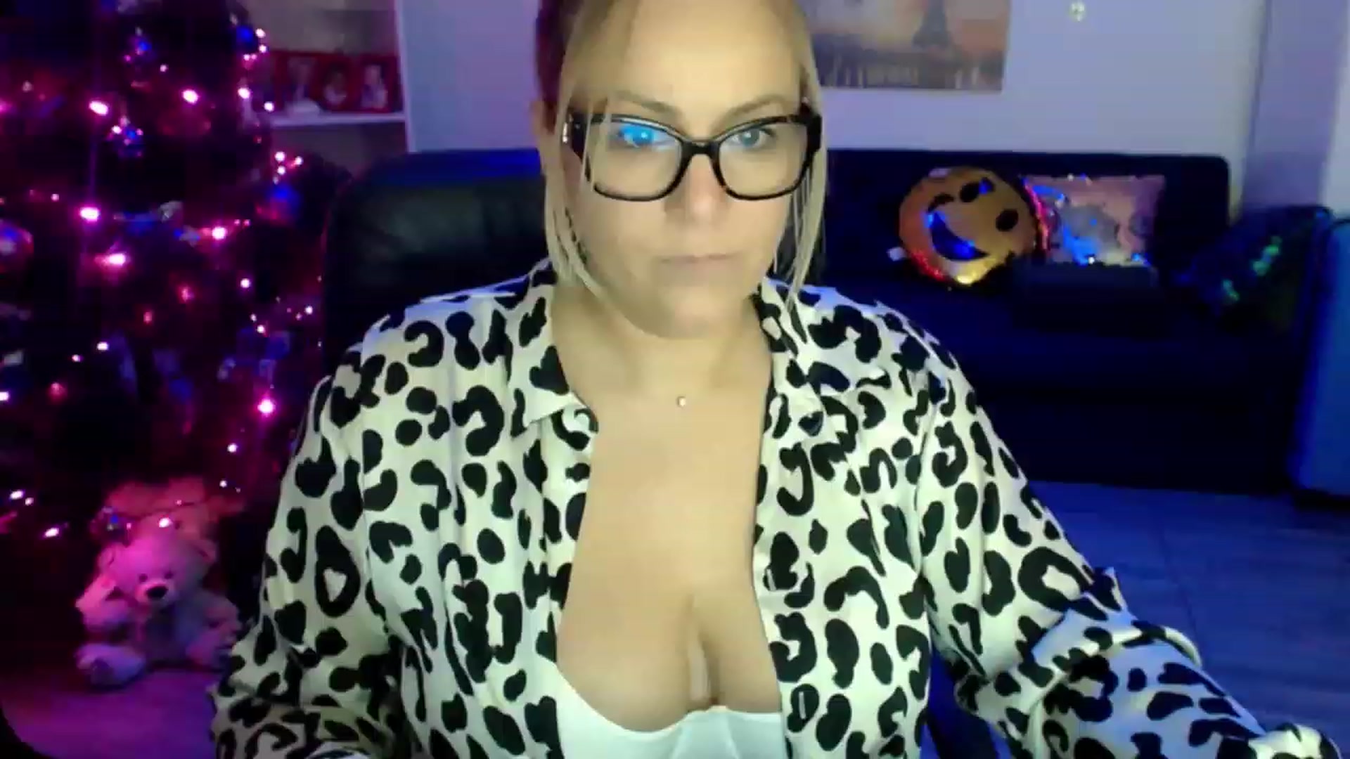 Gallery image thumbnail from A_baby_Boo's myfreecams stream on, 12/08/2022, 17:34 image 13 of 20