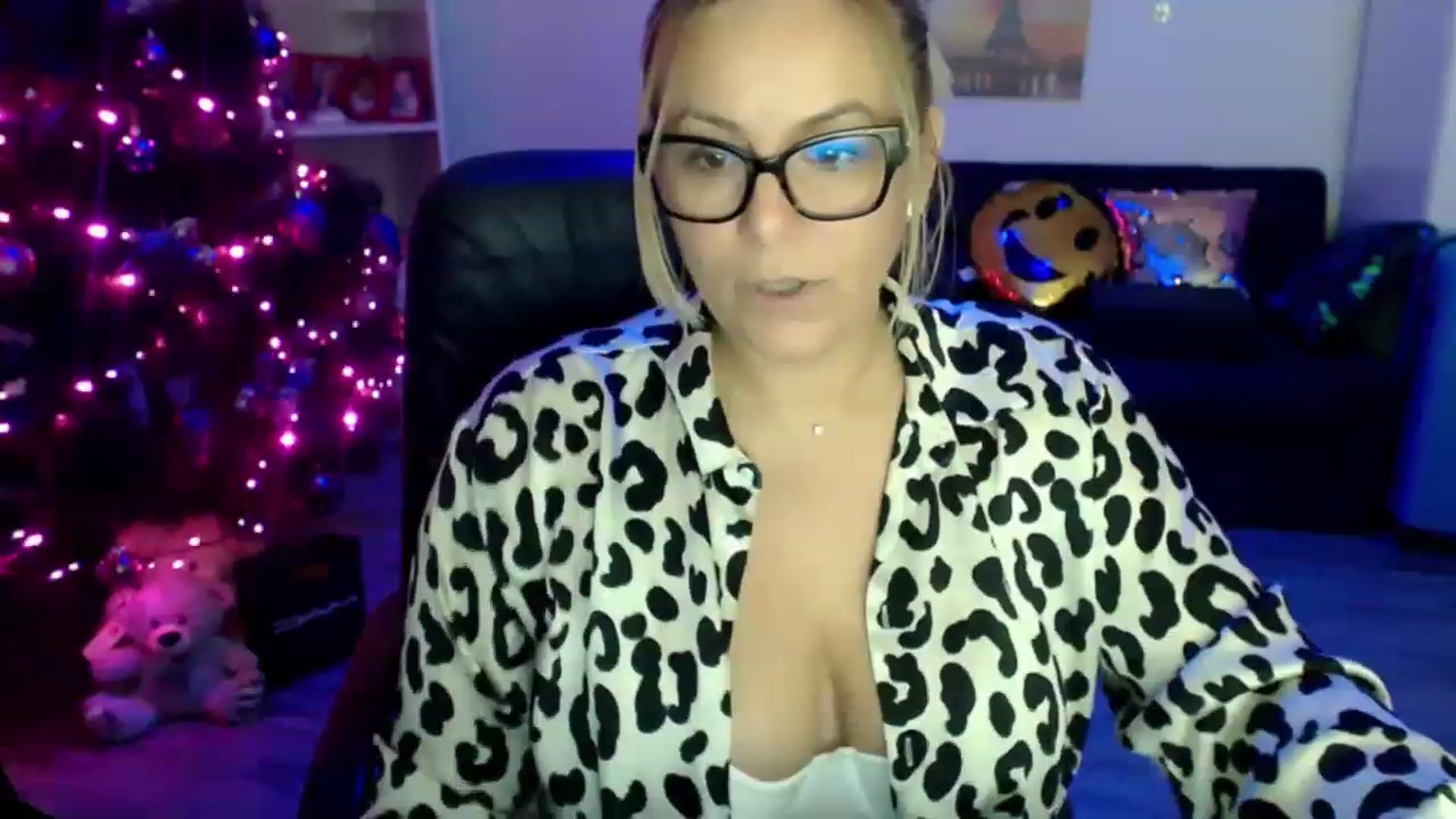 Gallery image thumbnail from A_baby_Boo's myfreecams stream on, 12/08/2022, 17:34 image 6 of 20