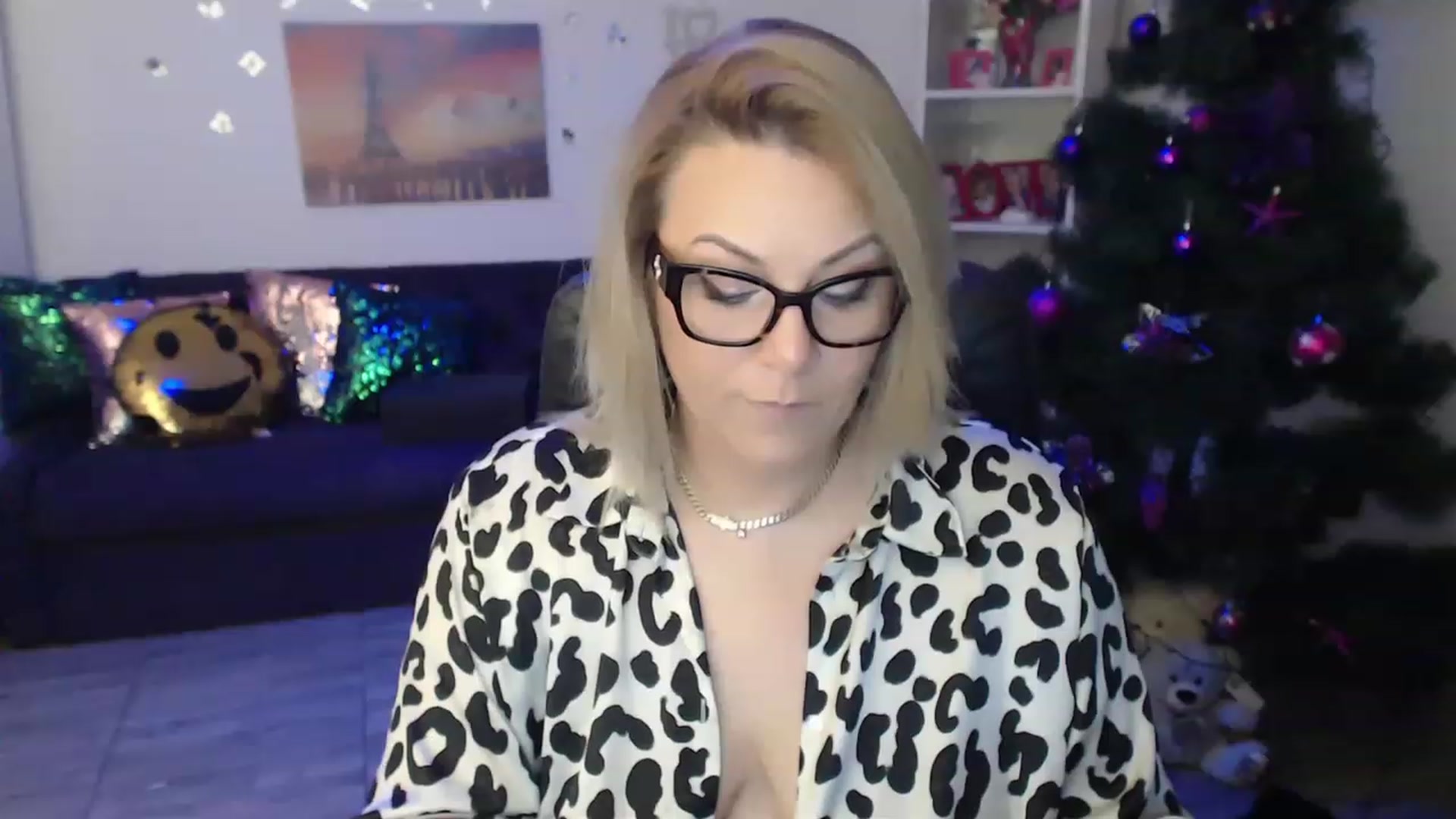 Gallery image thumbnail from A_baby_Boo's myfreecams stream on, 12/18/2022, 14:01 image 15 of 20