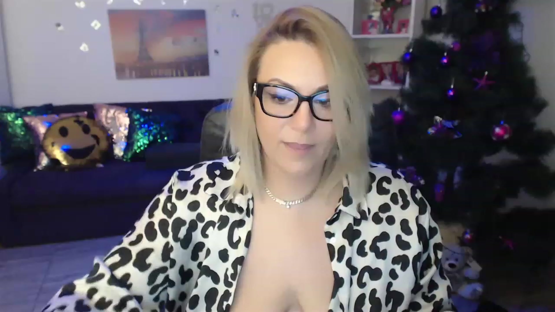 Gallery image thumbnail from A_baby_Boo's myfreecams stream on, 12/18/2022, 14:01 image 17 of 20