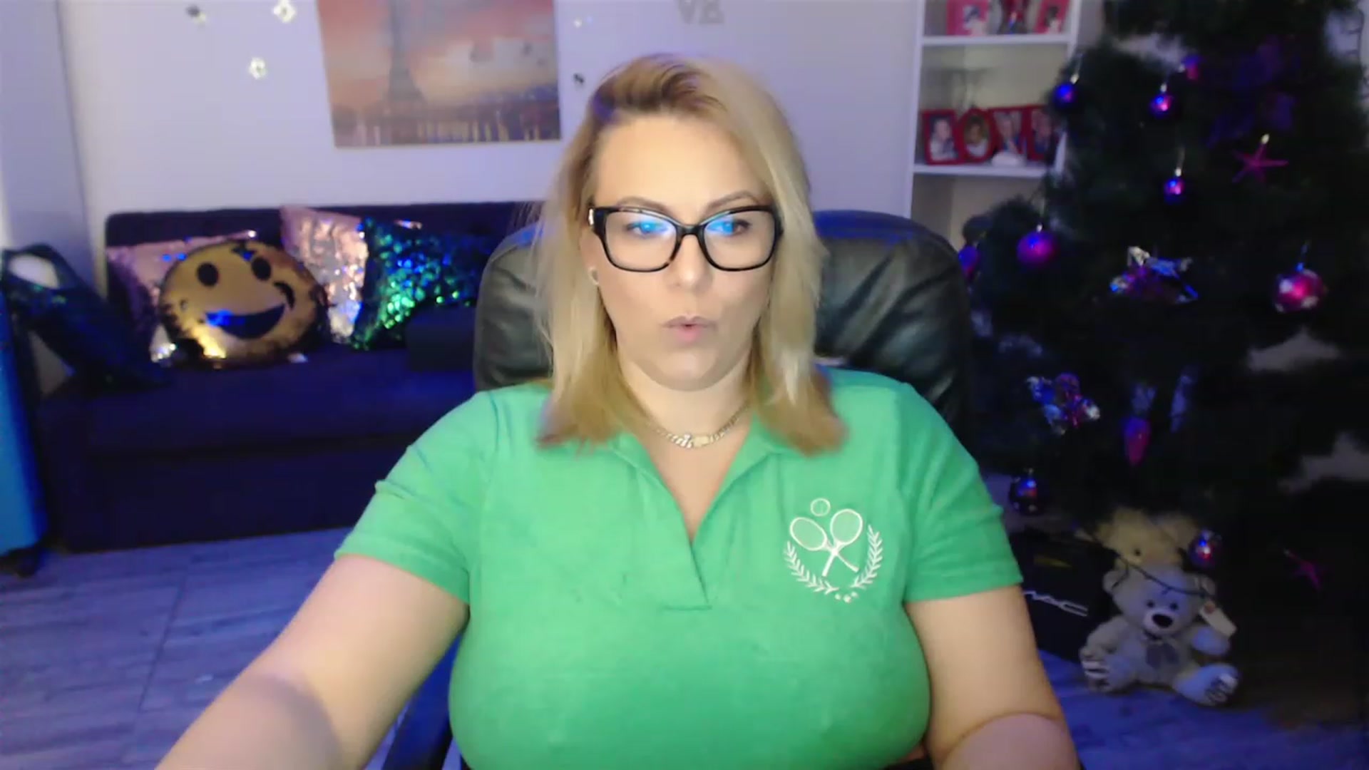 Gallery image thumbnail from A_baby_Boo's myfreecams stream on, 12/21/2022, 19:28 image 16 of 20
