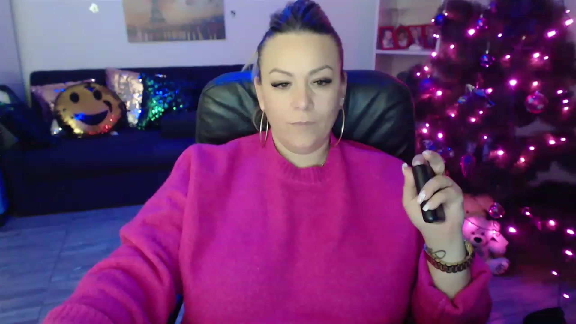 Gallery image thumbnail from A_baby_Boo's myfreecams stream on, 12/23/2022, 21:23 image 14 of 20