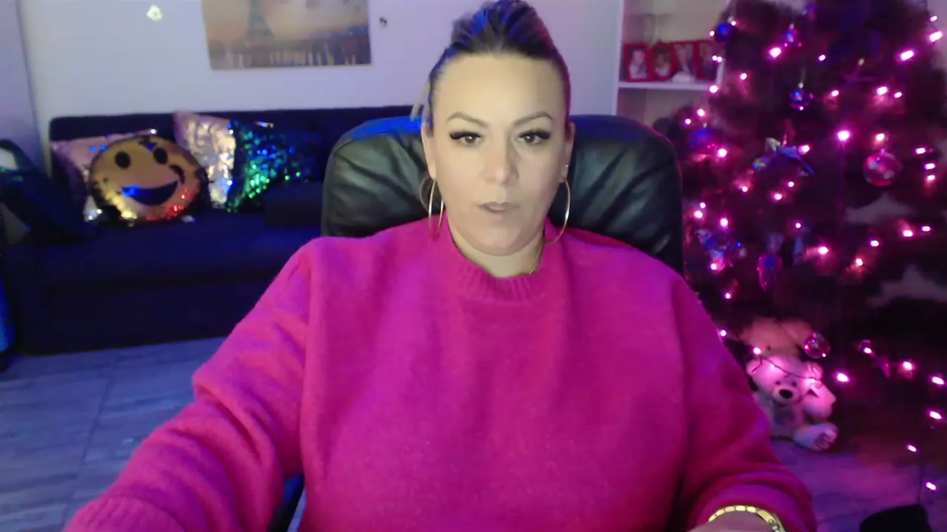 Gallery image thumbnail from A_baby_Boo's myfreecams stream on, 12/23/2022, 21:23 image 15 of 20