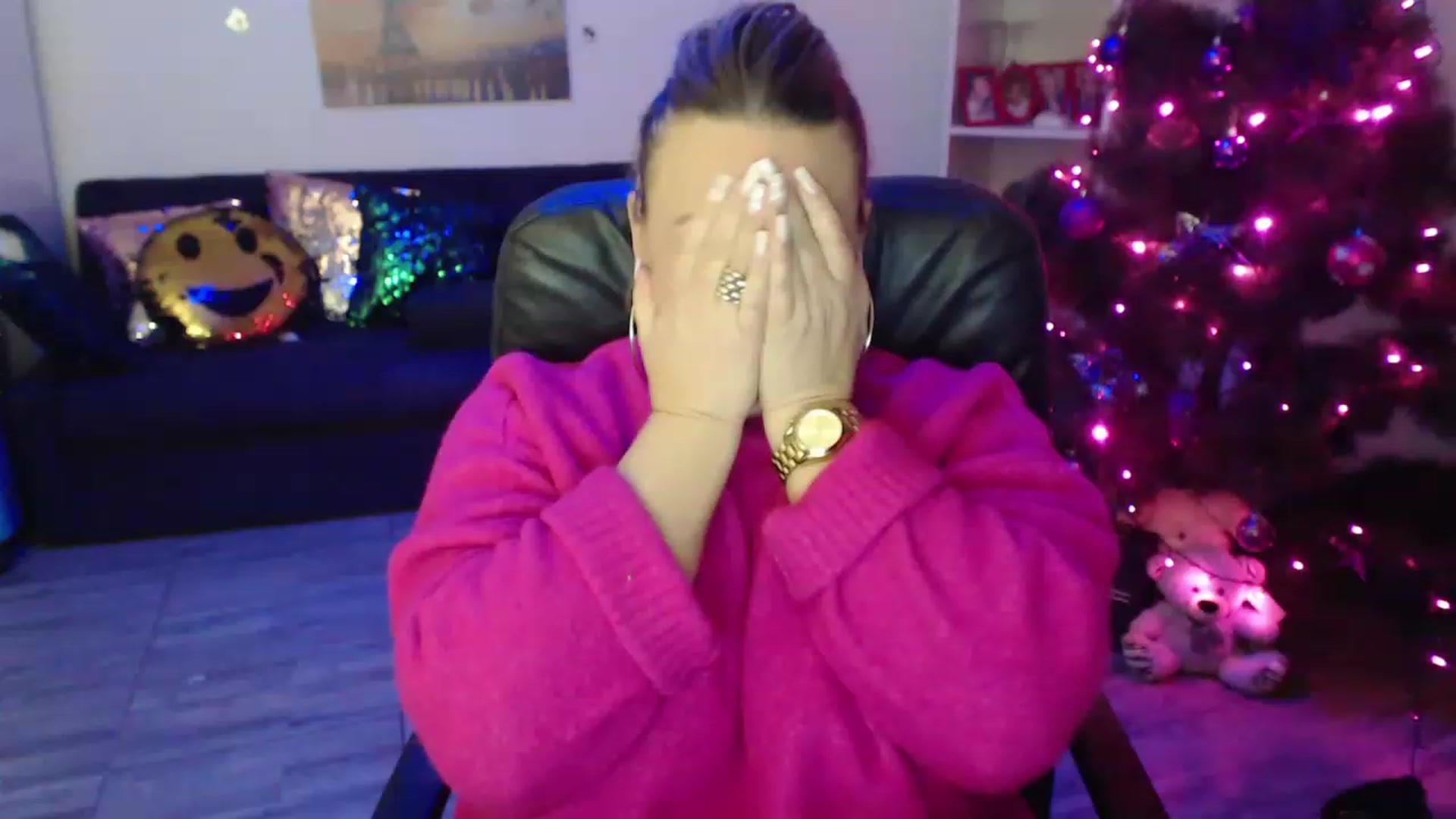 Gallery image thumbnail from A_baby_Boo's myfreecams stream on, 12/23/2022, 21:23 image 12 of 20