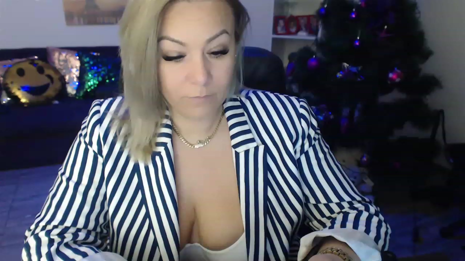 Gallery image thumbnail from A_baby_Boo's myfreecams stream on, 12/26/2022, 15:32 image 12 of 20