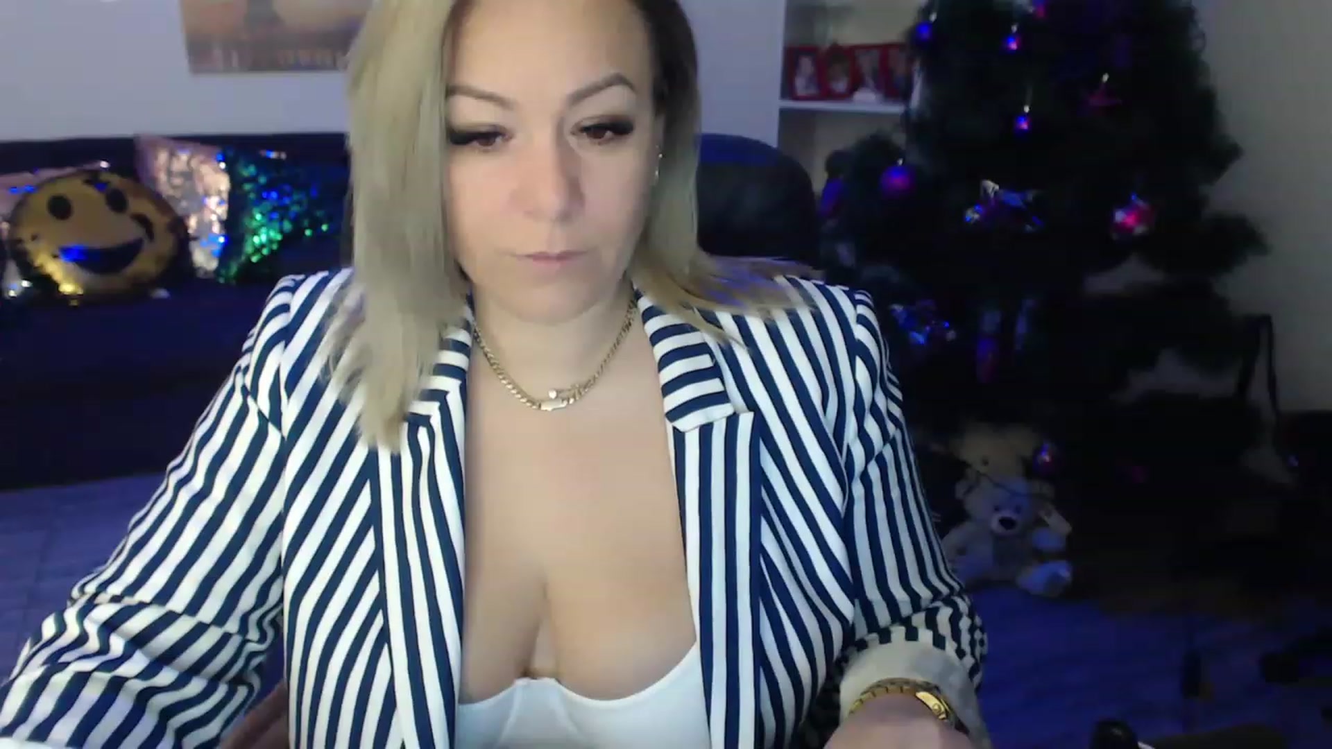Gallery image thumbnail from A_baby_Boo's myfreecams stream on, 12/26/2022, 15:32 image 14 of 20