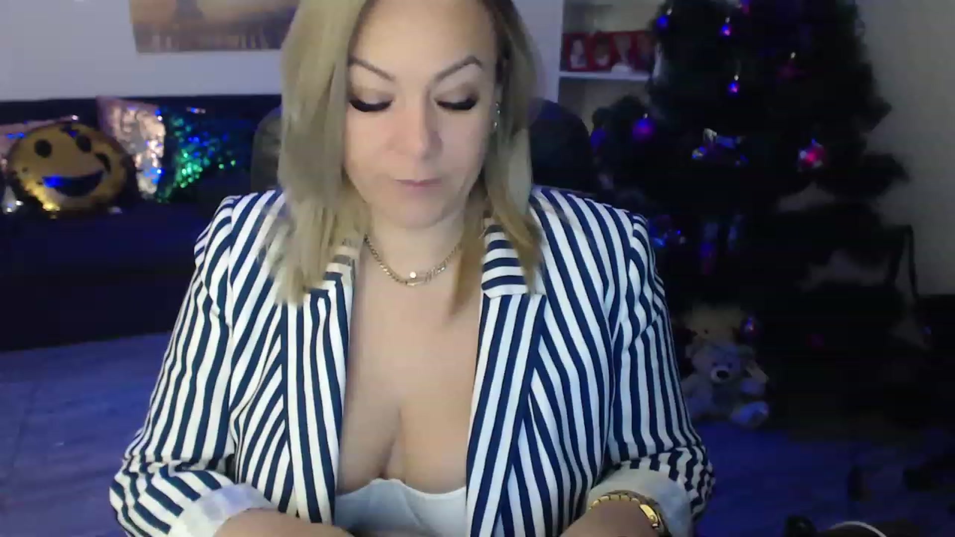 Gallery image thumbnail from A_baby_Boo's myfreecams stream on, 12/26/2022, 15:32 image 17 of 20