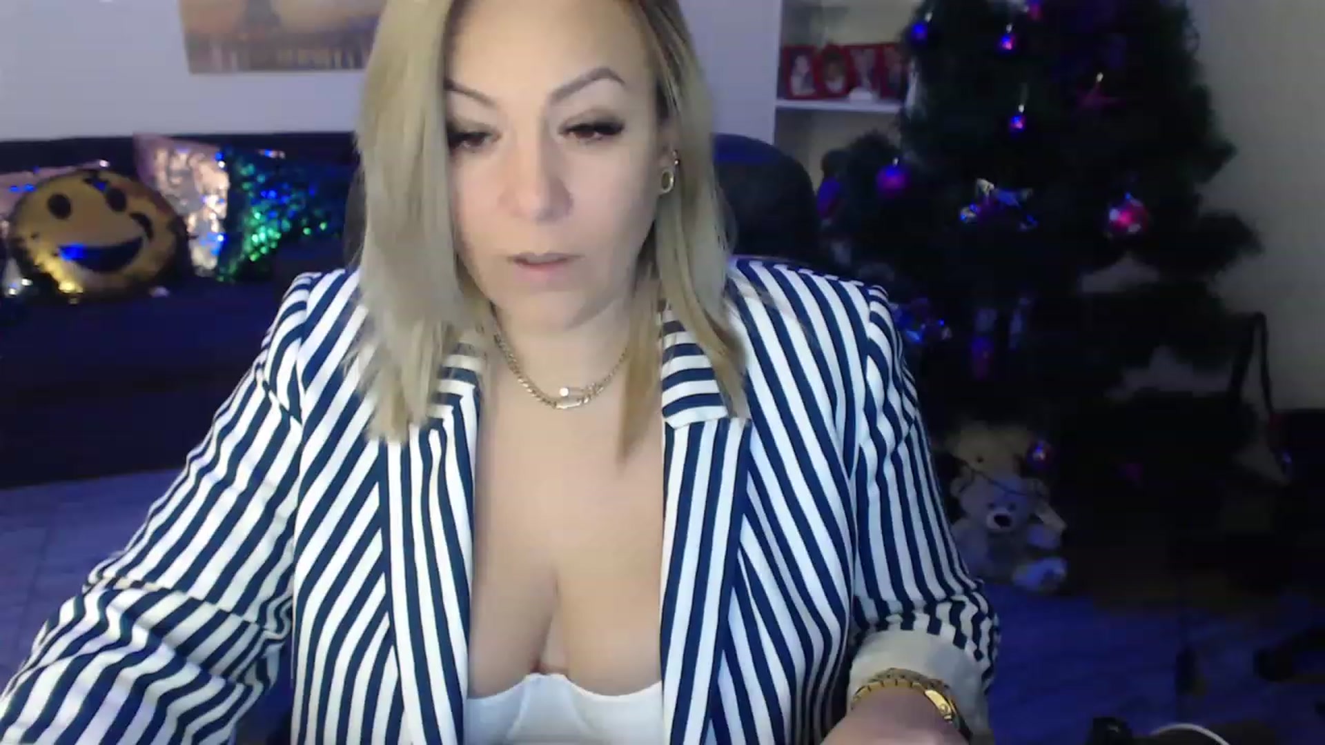 Gallery image thumbnail from A_baby_Boo's myfreecams stream on, 12/26/2022, 15:32 image 18 of 20