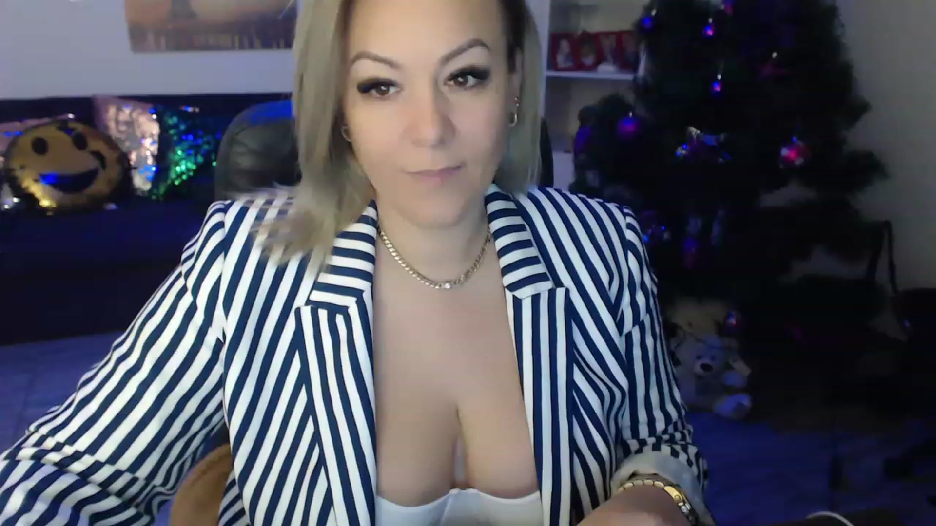 Gallery image thumbnail from A_baby_Boo's myfreecams stream on, 12/26/2022, 15:32 image 6 of 20