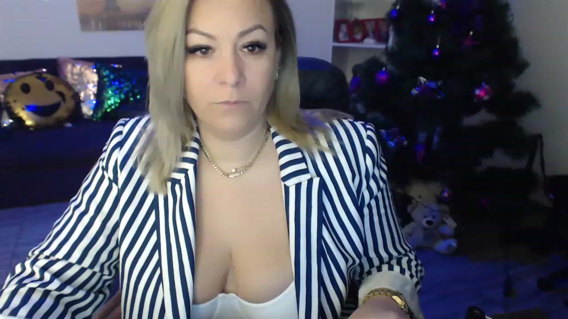 Gallery image thumbnail from A_baby_Boo's myfreecams stream on, 12/26/2022, 15:32 image 15 of 20