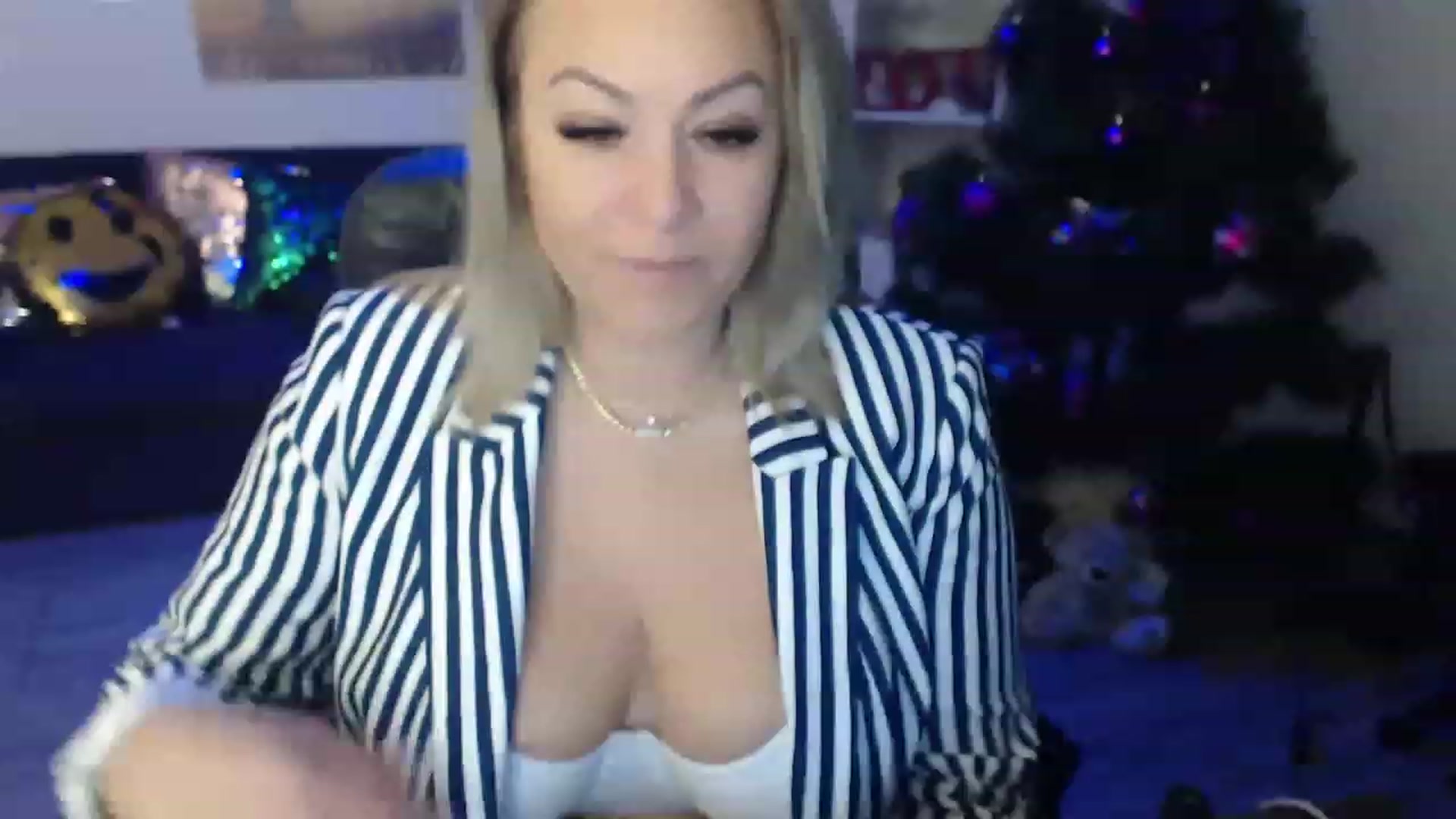Gallery image thumbnail from A_baby_Boo's myfreecams stream on, 12/26/2022, 15:32 image 9 of 20