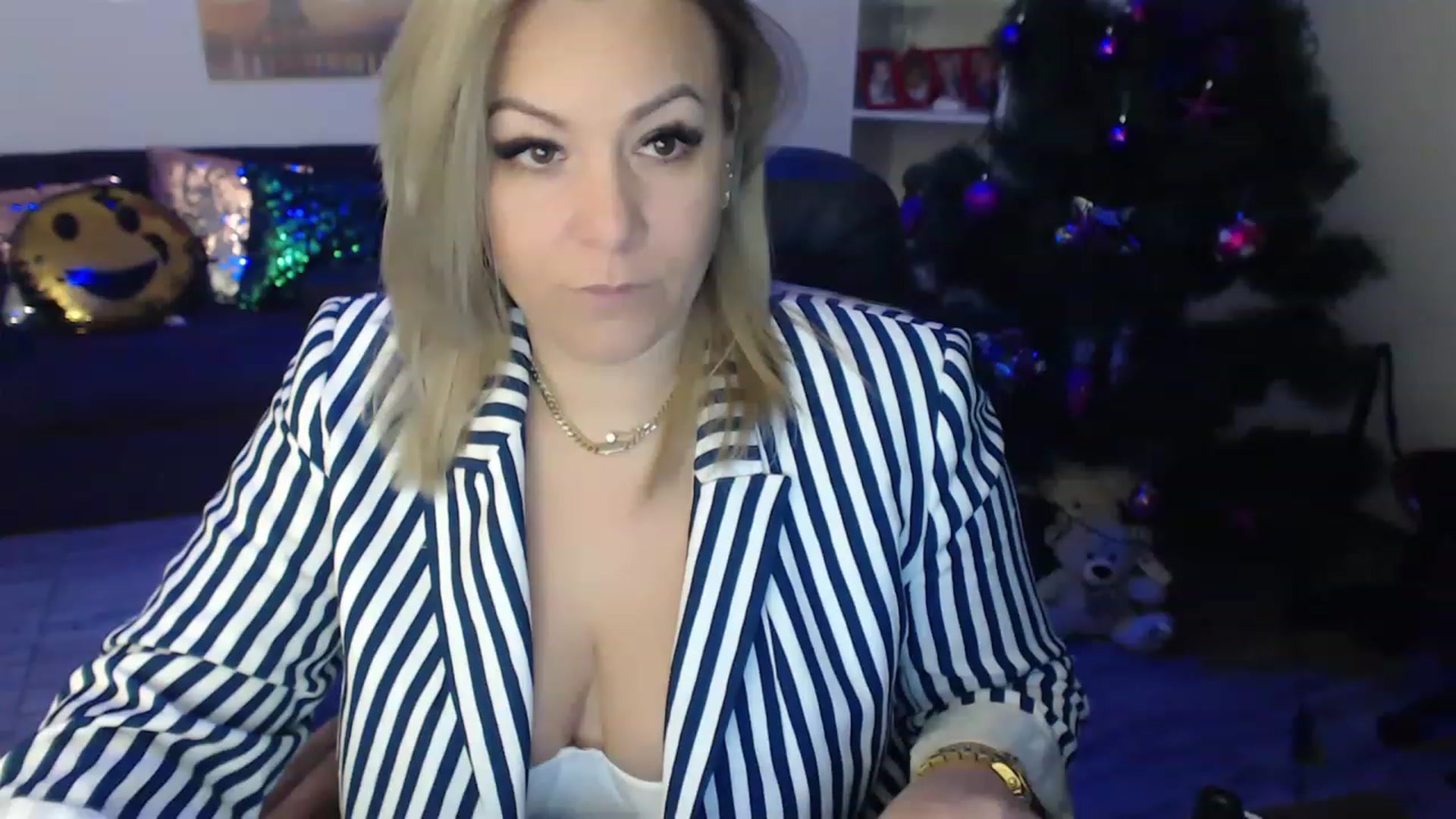 Gallery image thumbnail from A_baby_Boo's myfreecams stream on, 12/26/2022, 15:32 image 16 of 20