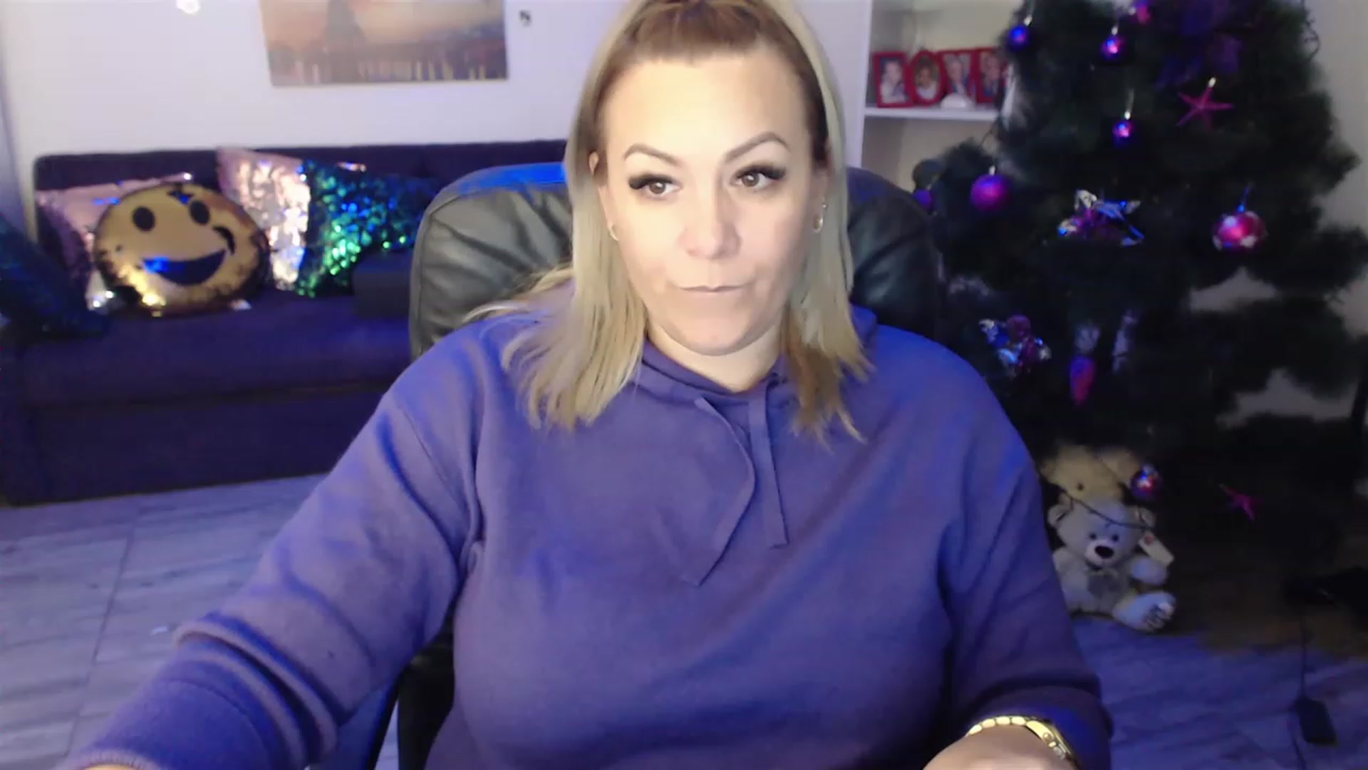 Gallery image thumbnail from A_baby_Boo's myfreecams stream on, 12/26/2022, 20:11 image 18 of 20