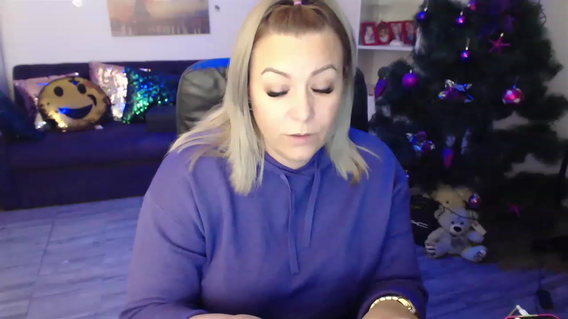 Gallery image thumbnail from A_baby_Boo's myfreecams stream on, 12/26/2022, 20:11 image 1 of 20