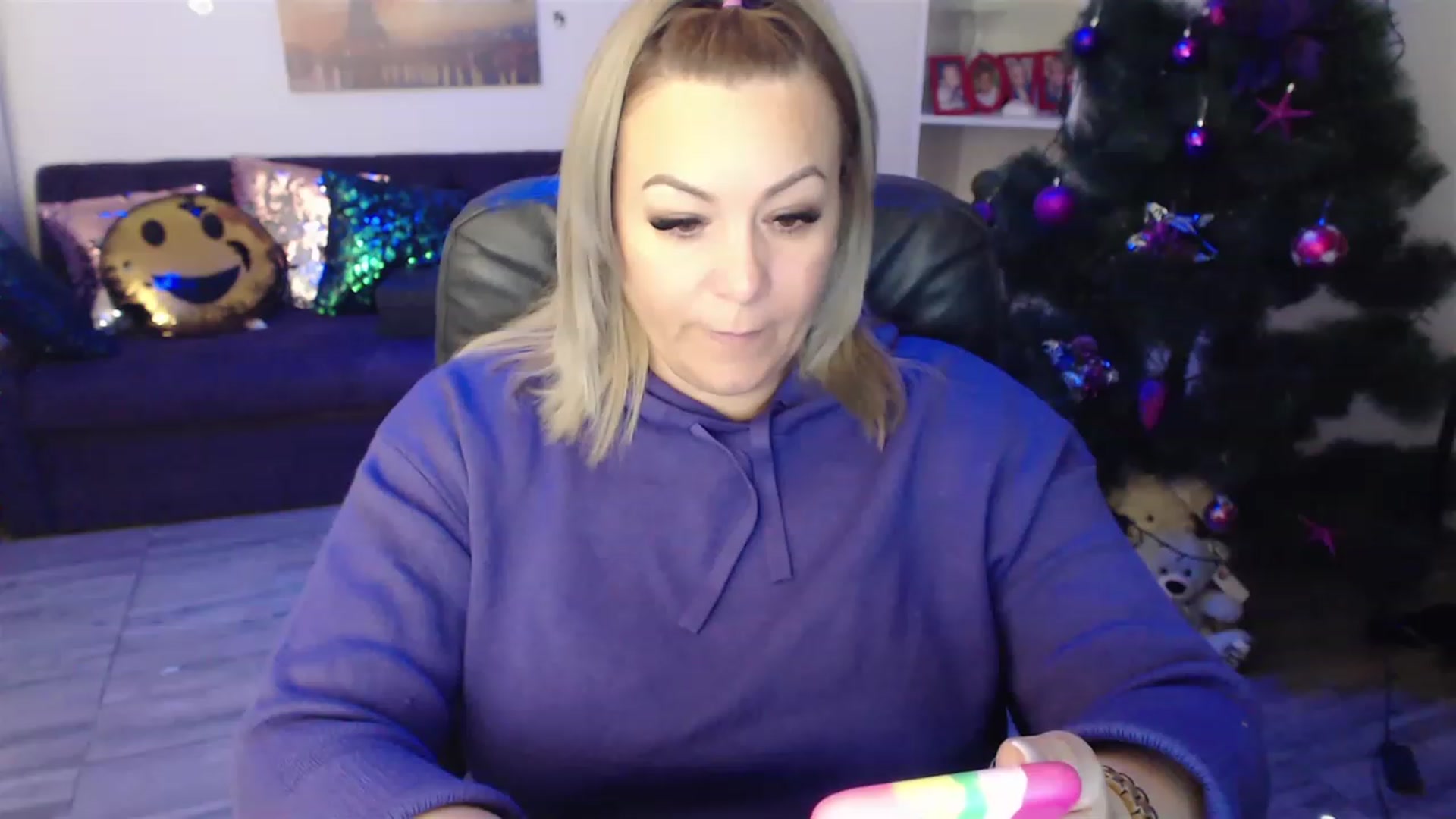 Gallery image thumbnail from A_baby_Boo's myfreecams stream on, 12/26/2022, 20:11 image 5 of 20
