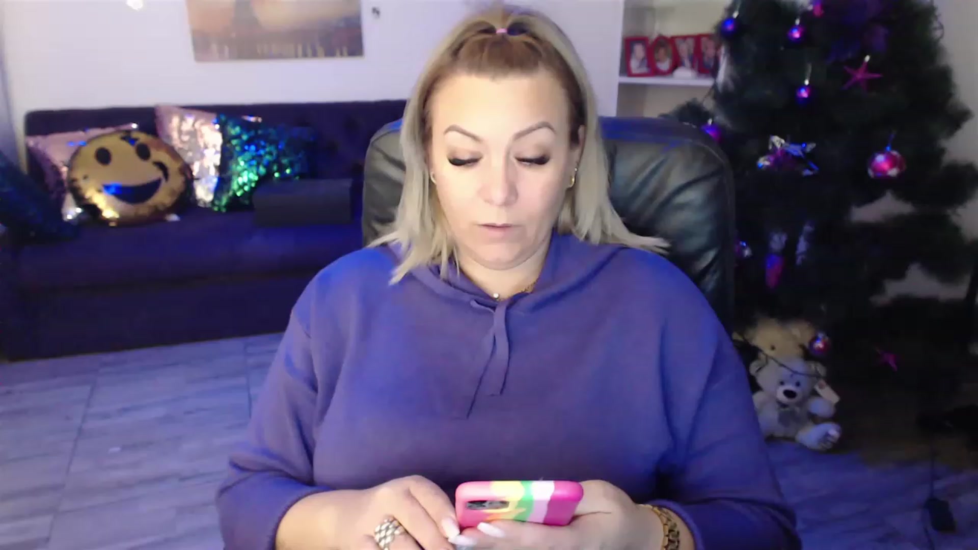 Gallery image thumbnail from A_baby_Boo's myfreecams stream on, 12/26/2022, 21:29 image 1 of 20
