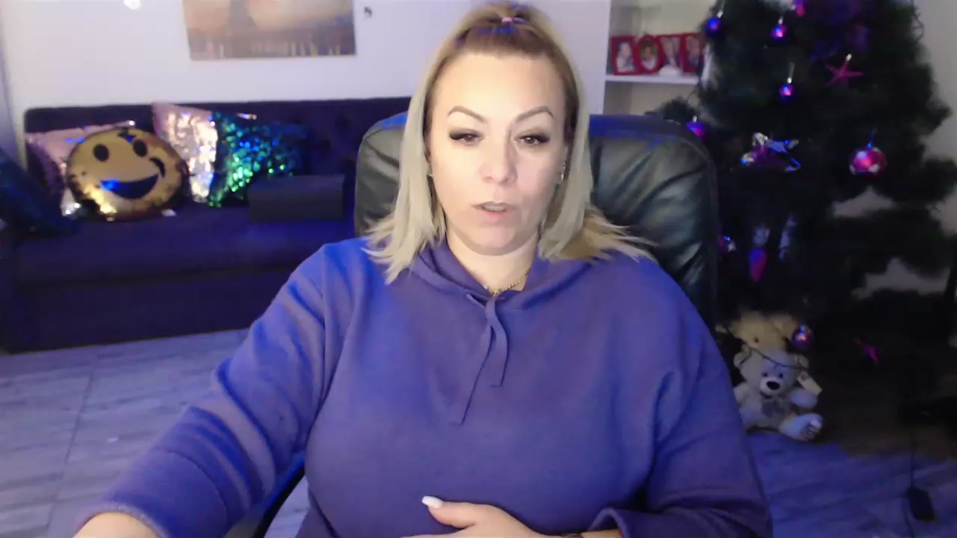 Gallery image thumbnail from A_baby_Boo's myfreecams stream on, 12/26/2022, 21:29 image 5 of 20