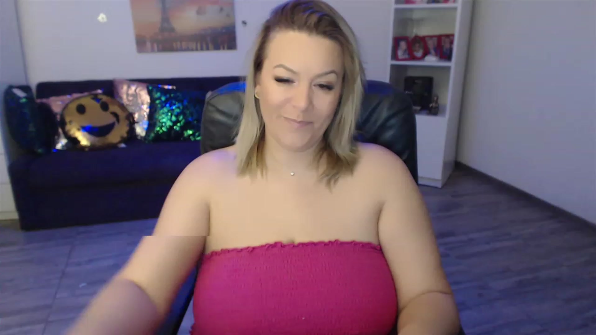 Gallery image thumbnail from A_baby_Boo's myfreecams stream on, 01/03/2023, 12:43 image 12 of 20