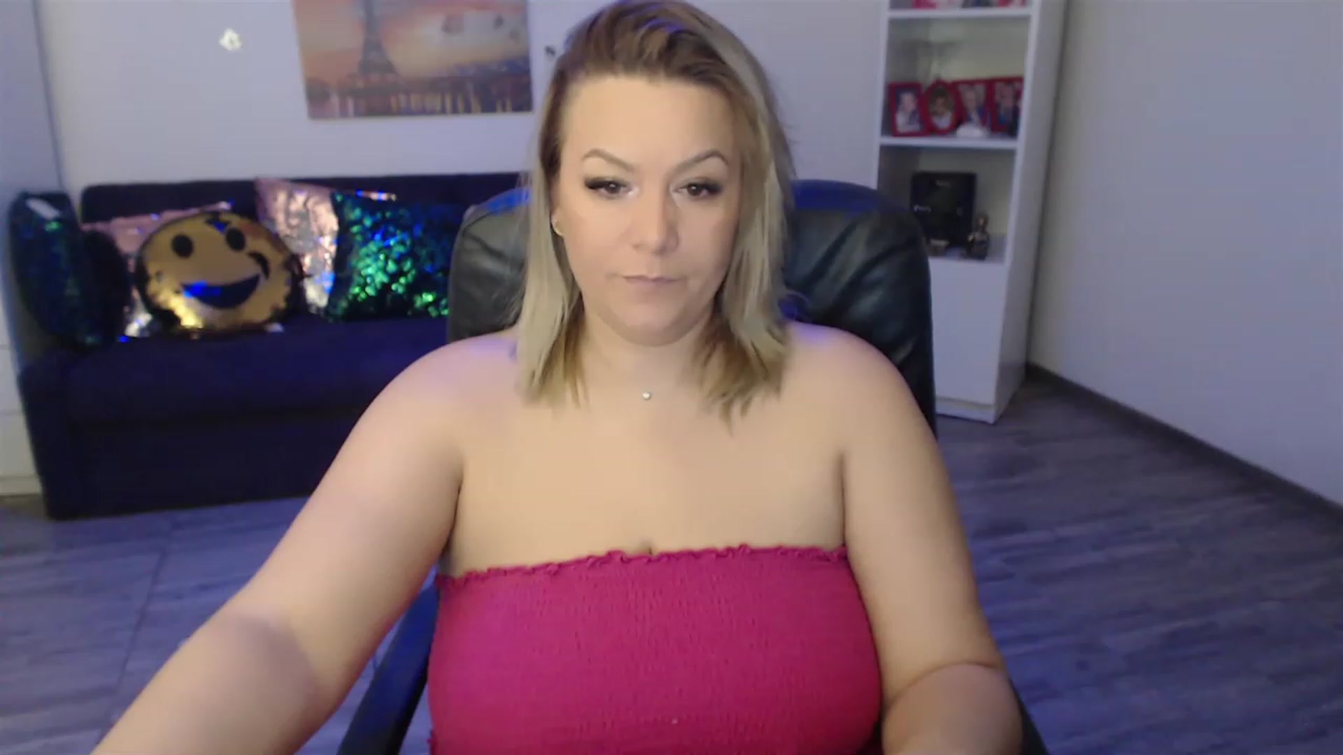 Gallery image thumbnail from A_baby_Boo's myfreecams stream on, 01/03/2023, 12:43 image 17 of 20