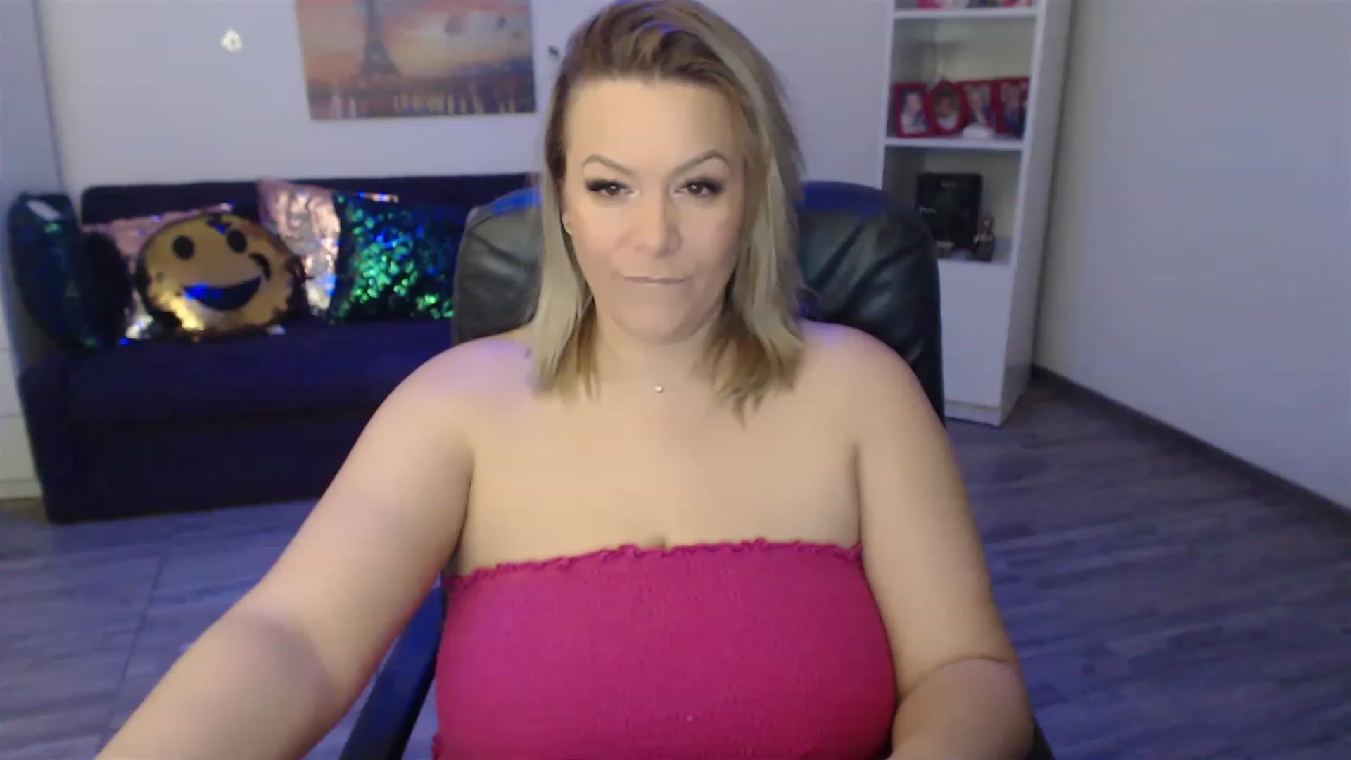Gallery image thumbnail from A_baby_Boo's myfreecams stream on, 01/03/2023, 12:43 image 14 of 20