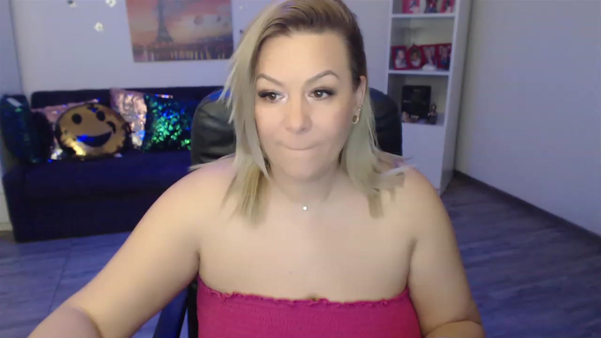 Gallery image thumbnail from A_baby_Boo's myfreecams stream on, 01/03/2023, 13:11 image 5 of 20