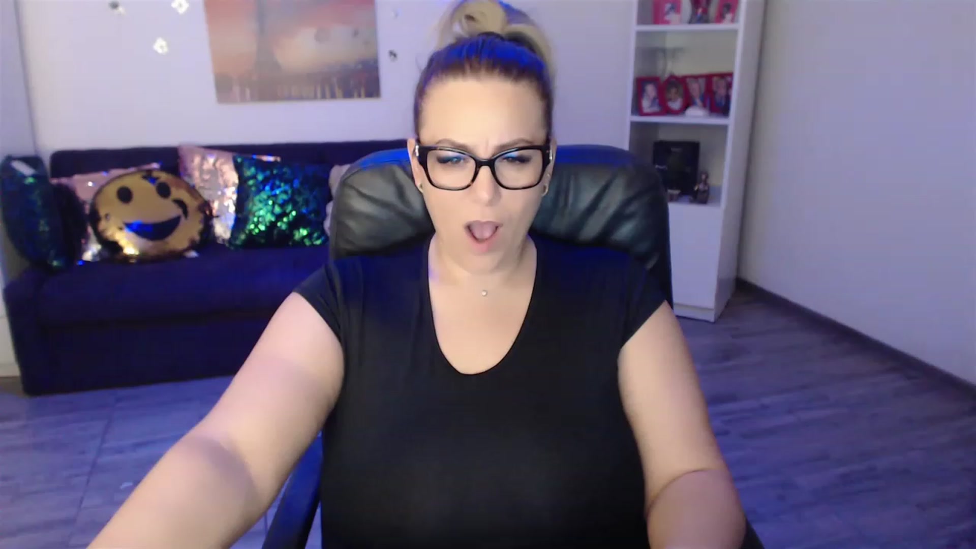 Gallery image thumbnail from A_baby_Boo's myfreecams stream on, 01/06/2023, 20:21 image 11 of 20
