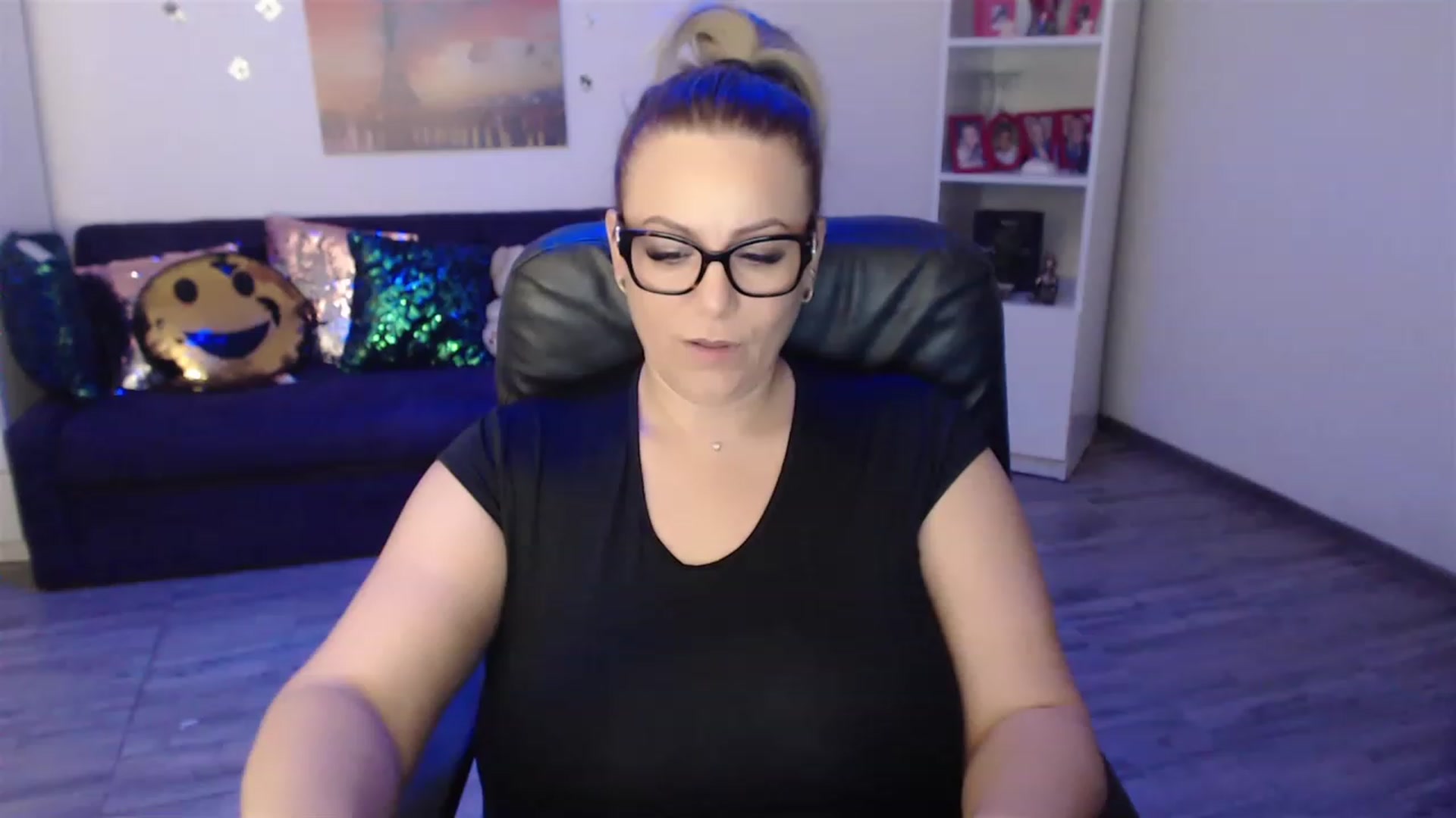 Gallery image thumbnail from A_baby_Boo's myfreecams stream on, 01/06/2023, 20:21 image 13 of 20