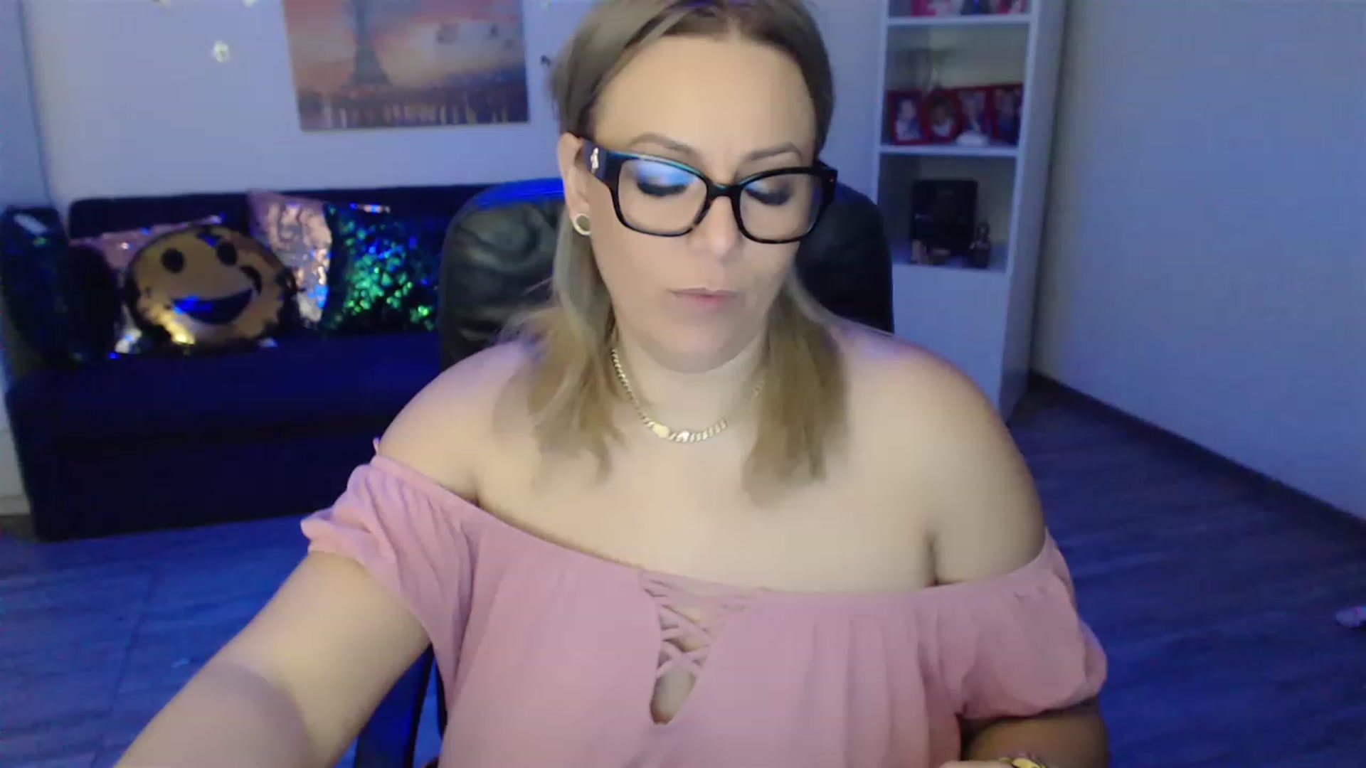Gallery image thumbnail from A_baby_Boo's myfreecams stream on, 01/08/2023, 20:21 image 16 of 20