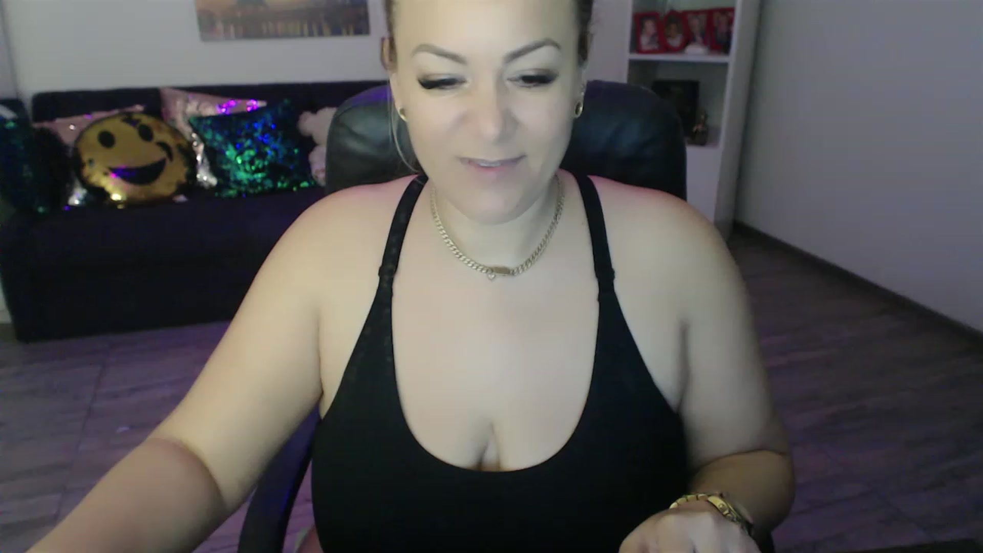 Gallery image thumbnail from A_baby_Boo's myfreecams stream on, 01/12/2023, 13:36 image 11 of 20
