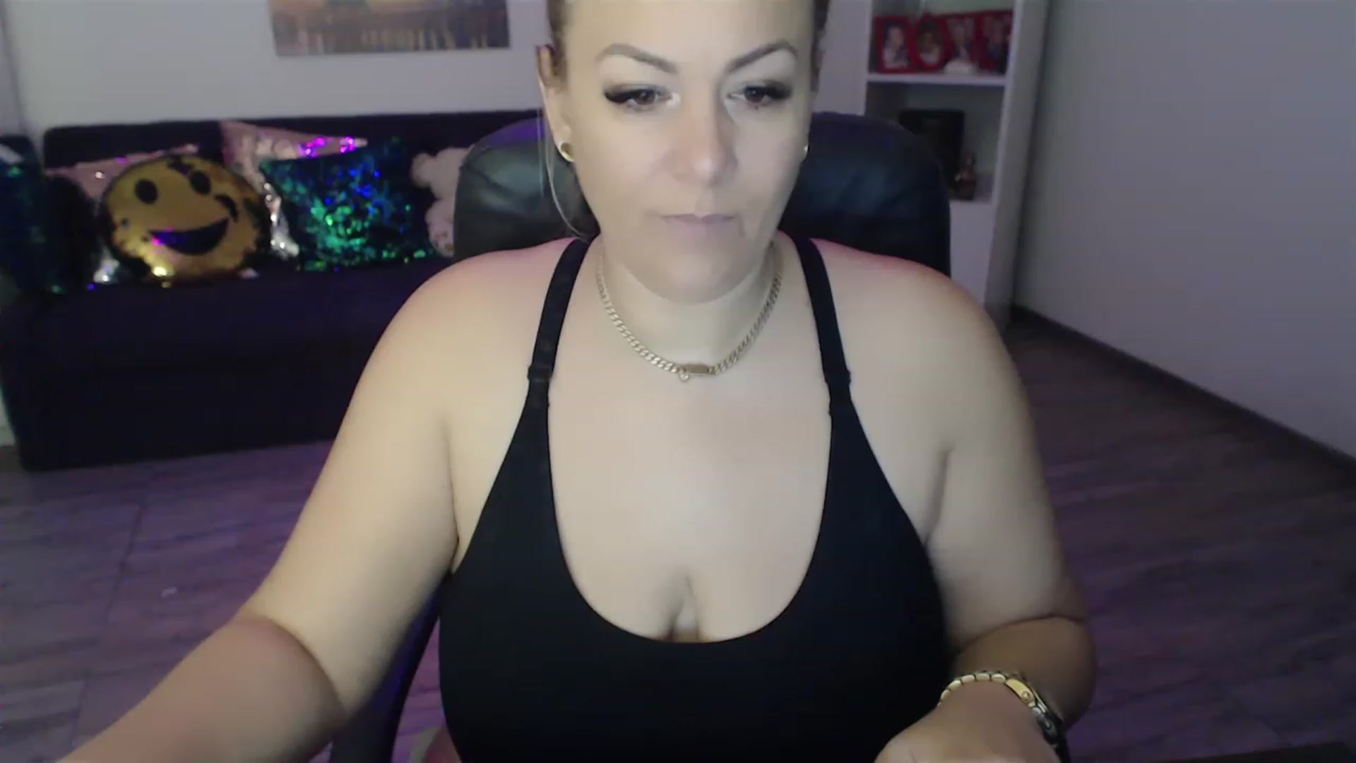 Gallery image thumbnail from A_baby_Boo's myfreecams stream on, 01/12/2023, 13:36 image 19 of 20