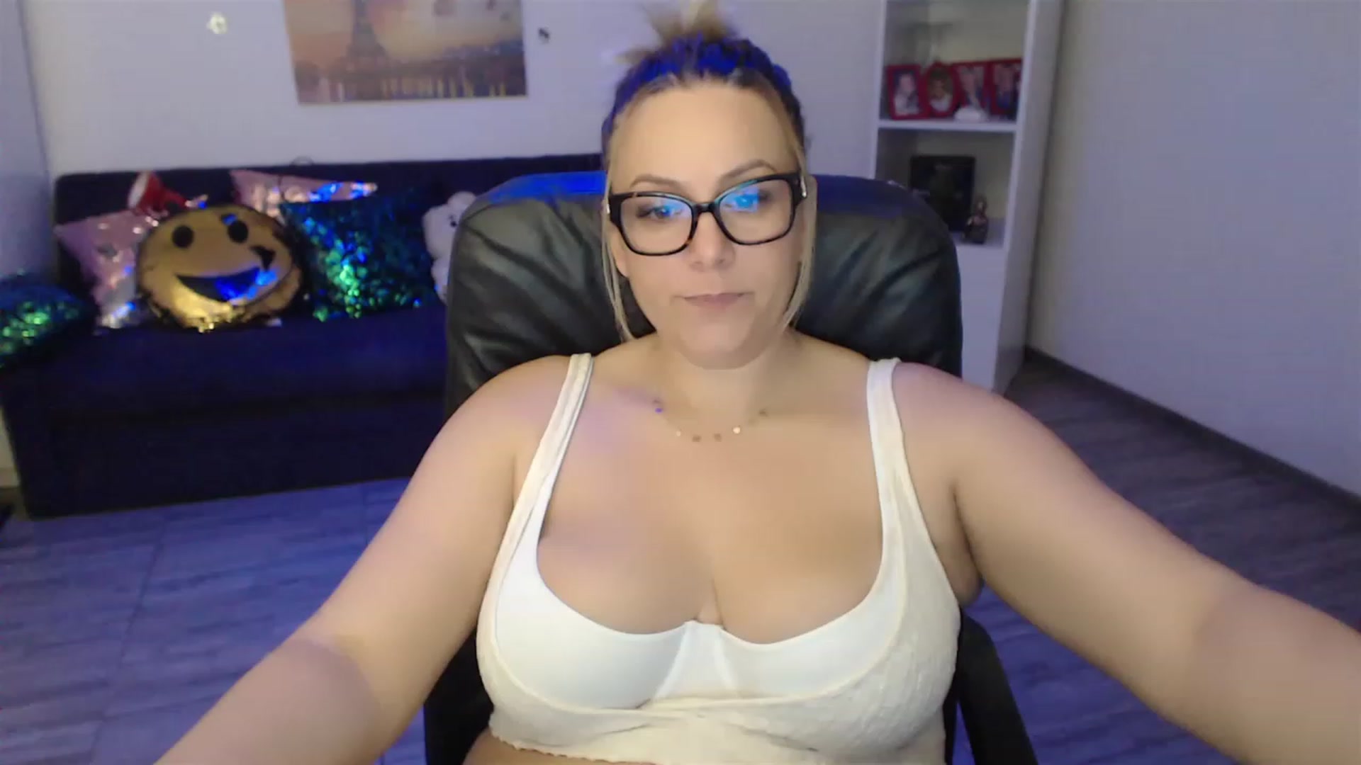 Gallery image thumbnail from A_baby_Boo's myfreecams stream on, 02/05/2023, 22:54 image 9 of 20