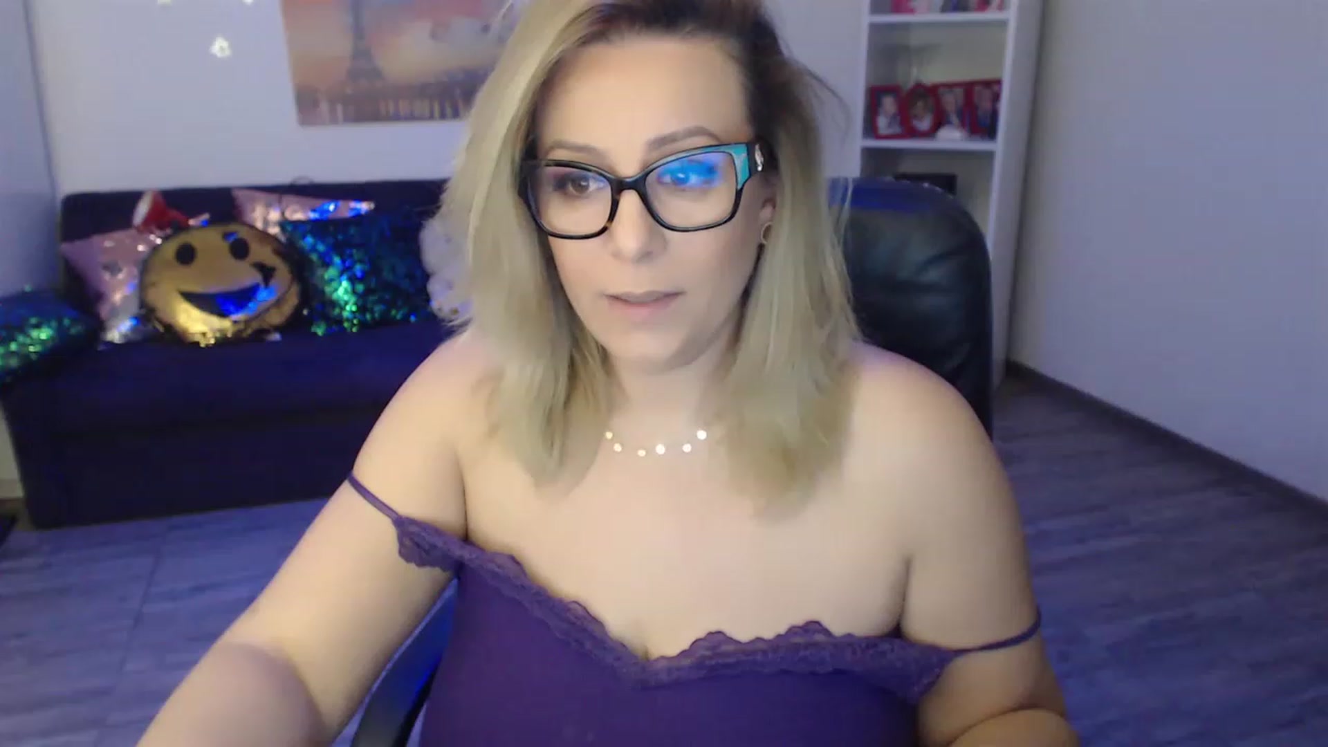 Gallery image thumbnail from A_baby_Boo's myfreecams stream on, 02/07/2023, 20:18 image 4 of 20