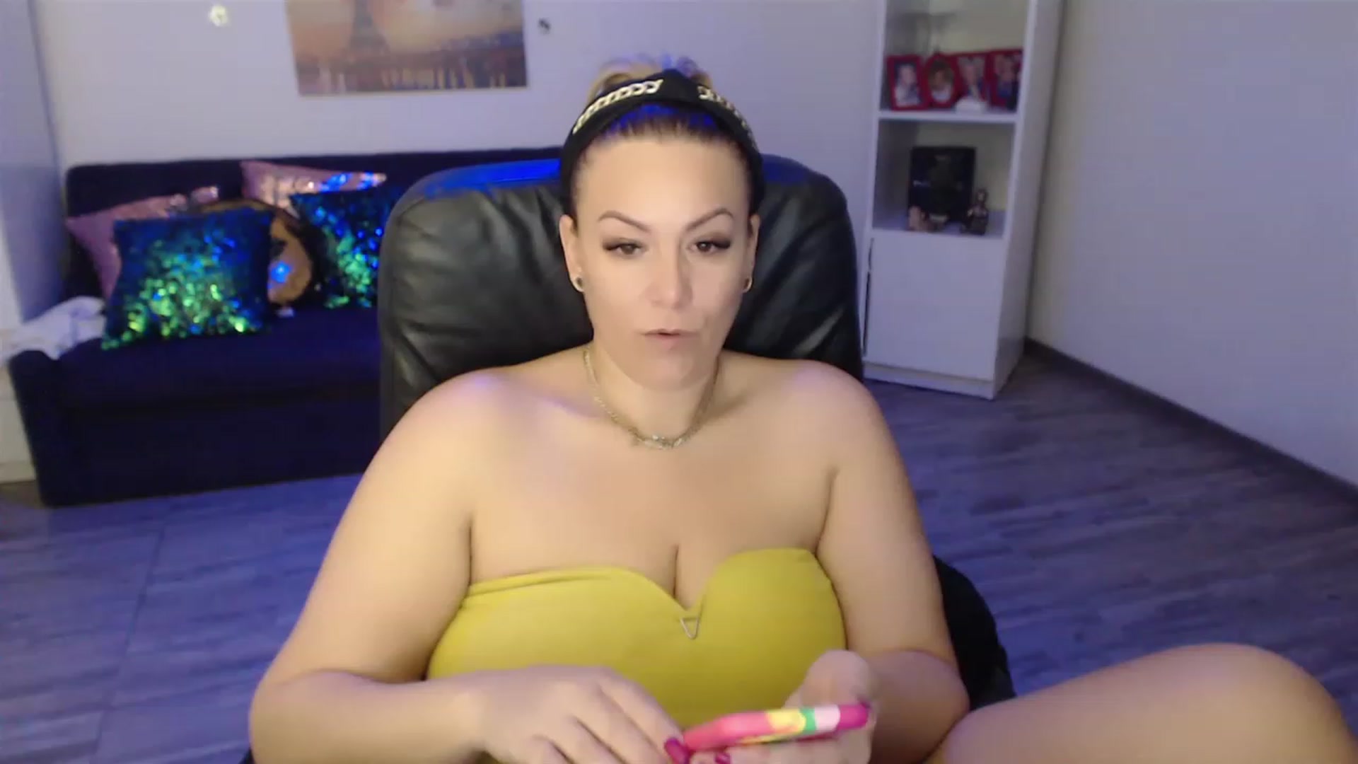 Gallery image thumbnail from A_baby_Boo's myfreecams stream on, 02/19/2023, 14:27 image 13 of 20
