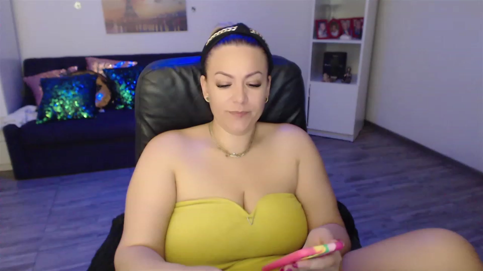 Gallery image thumbnail from A_baby_Boo's myfreecams stream on, 02/19/2023, 14:27 image 15 of 20