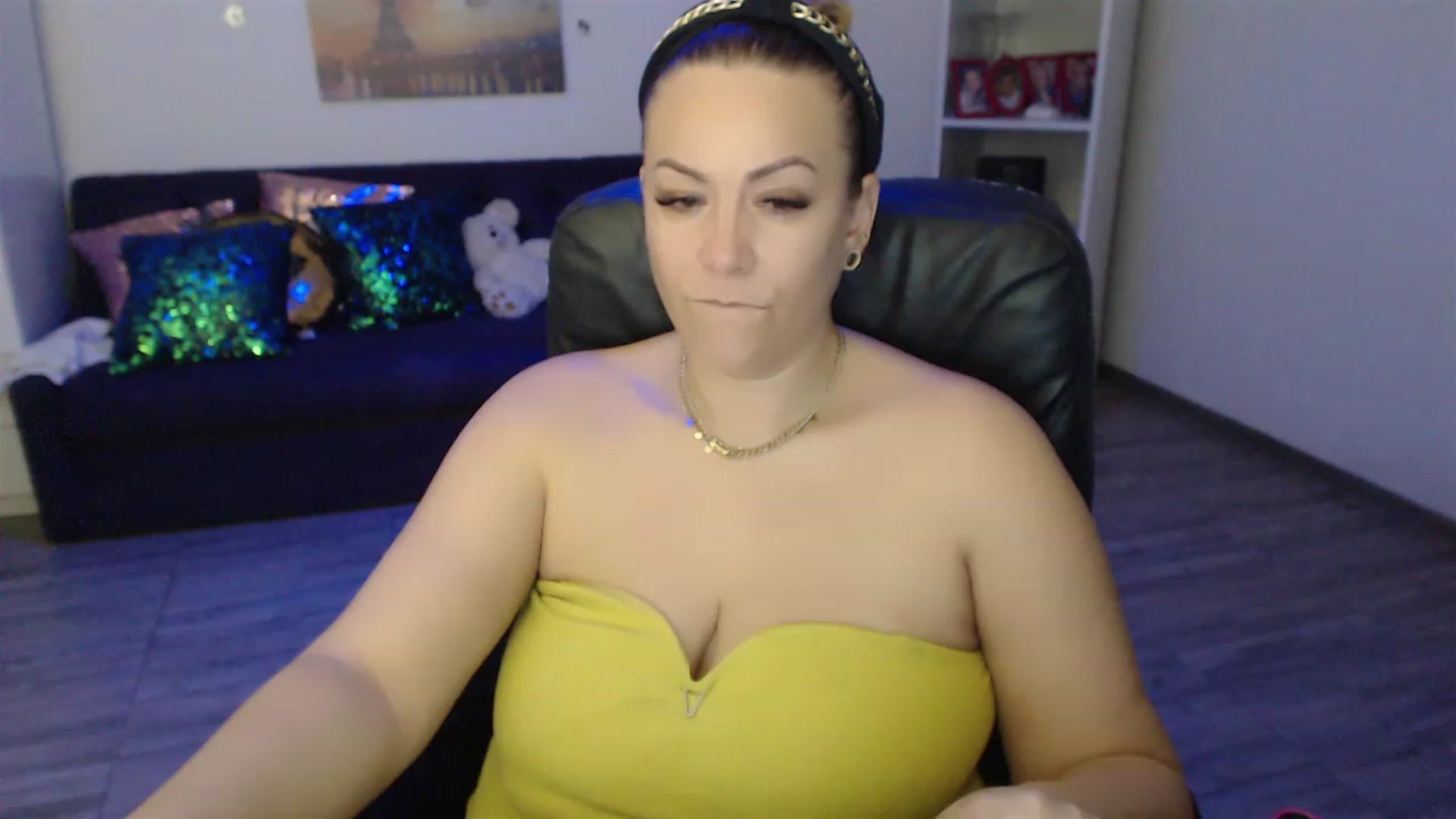 Gallery image thumbnail from A_baby_Boo's myfreecams stream on, 02/19/2023, 14:50 image 14 of 20