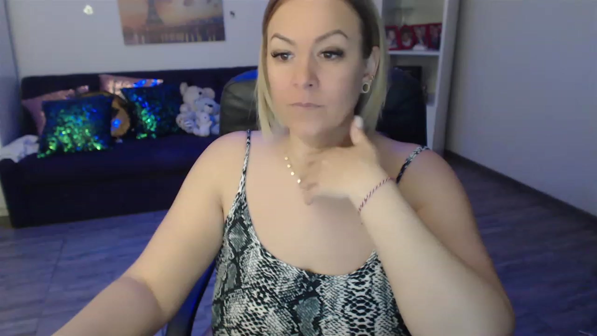 Gallery image thumbnail from A_baby_Boo's myfreecams stream on, 03/04/2023, 07:58 image 12 of 20