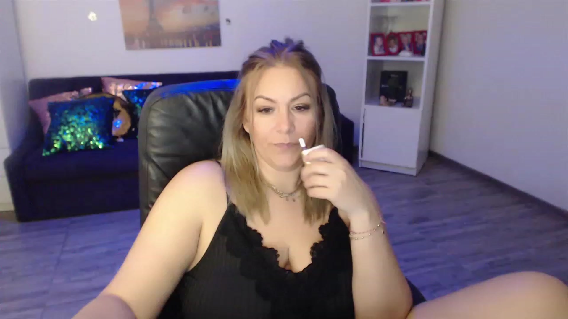 Gallery image thumbnail from A_baby_Boo's myfreecams stream on, 03/08/2023, 20:17 image 4 of 20