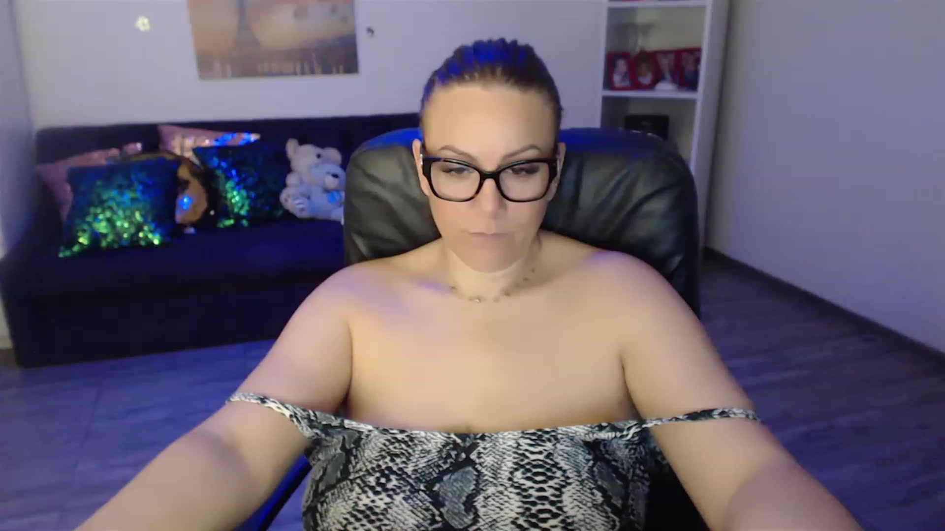 Gallery image thumbnail from A_baby_Boo's myfreecams stream on, 03/16/2023, 12:54 image 16 of 20
