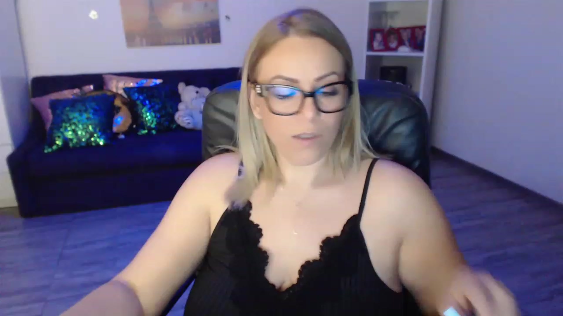 Gallery image thumbnail from A_baby_Boo's myfreecams stream on, 03/16/2023, 19:43 image 18 of 20