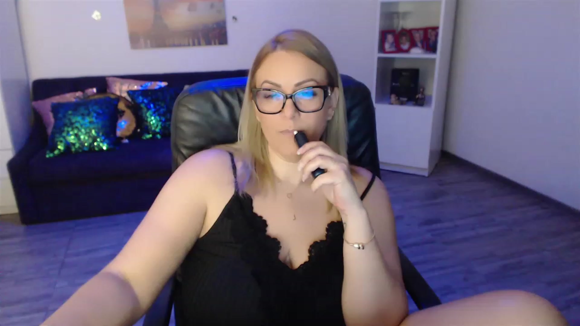 Gallery image thumbnail from A_baby_Boo's myfreecams stream on, 03/16/2023, 19:43 image 12 of 20