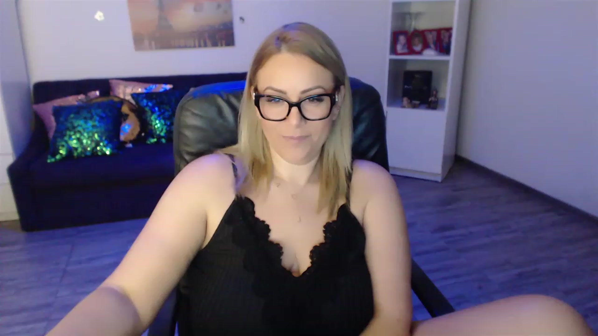 Gallery image thumbnail from A_baby_Boo's myfreecams stream on, 03/16/2023, 19:43 image 11 of 20