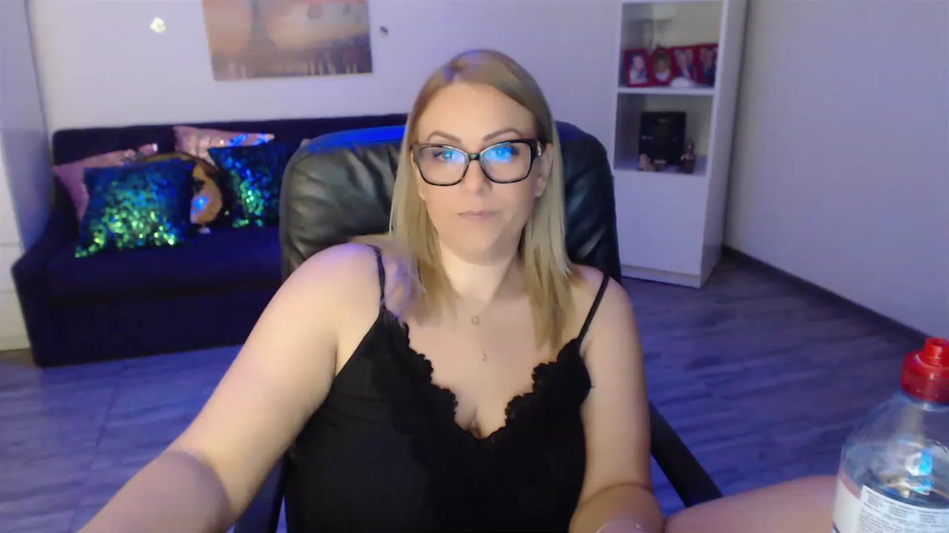 Gallery image thumbnail from A_baby_Boo's myfreecams stream on, 03/16/2023, 19:43 image 13 of 20