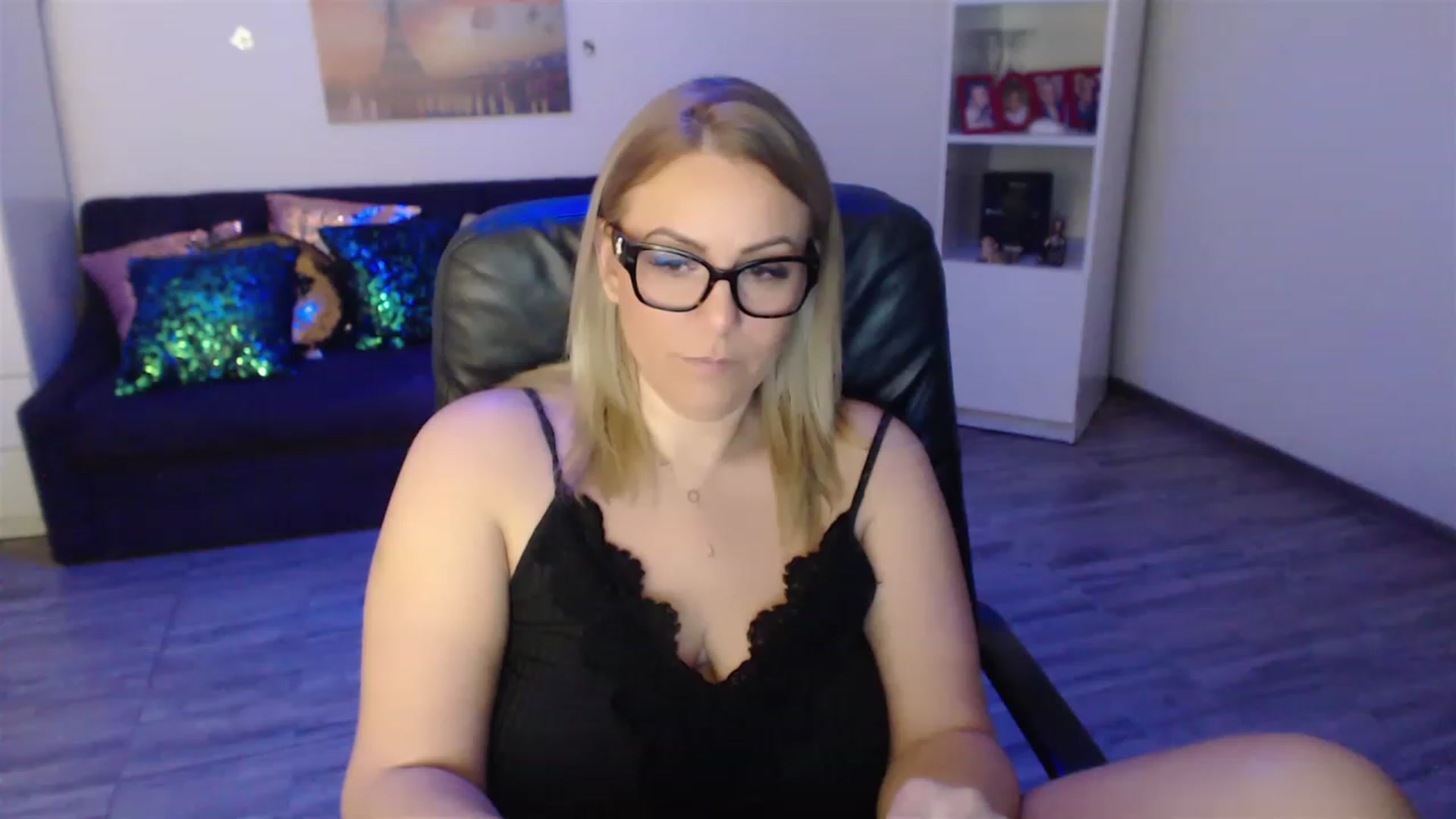 Gallery image thumbnail from A_baby_Boo's myfreecams stream on, 03/16/2023, 19:43 image 14 of 20
