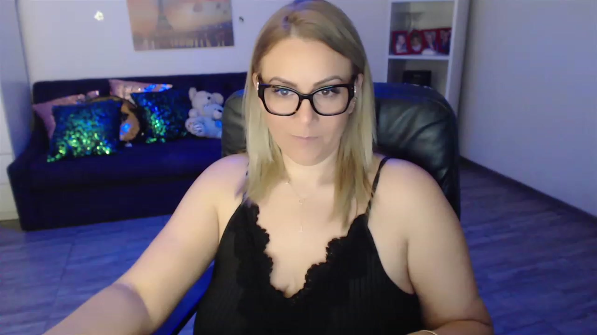 Gallery image thumbnail from A_baby_Boo's myfreecams stream on, 03/16/2023, 19:43 image 9 of 20