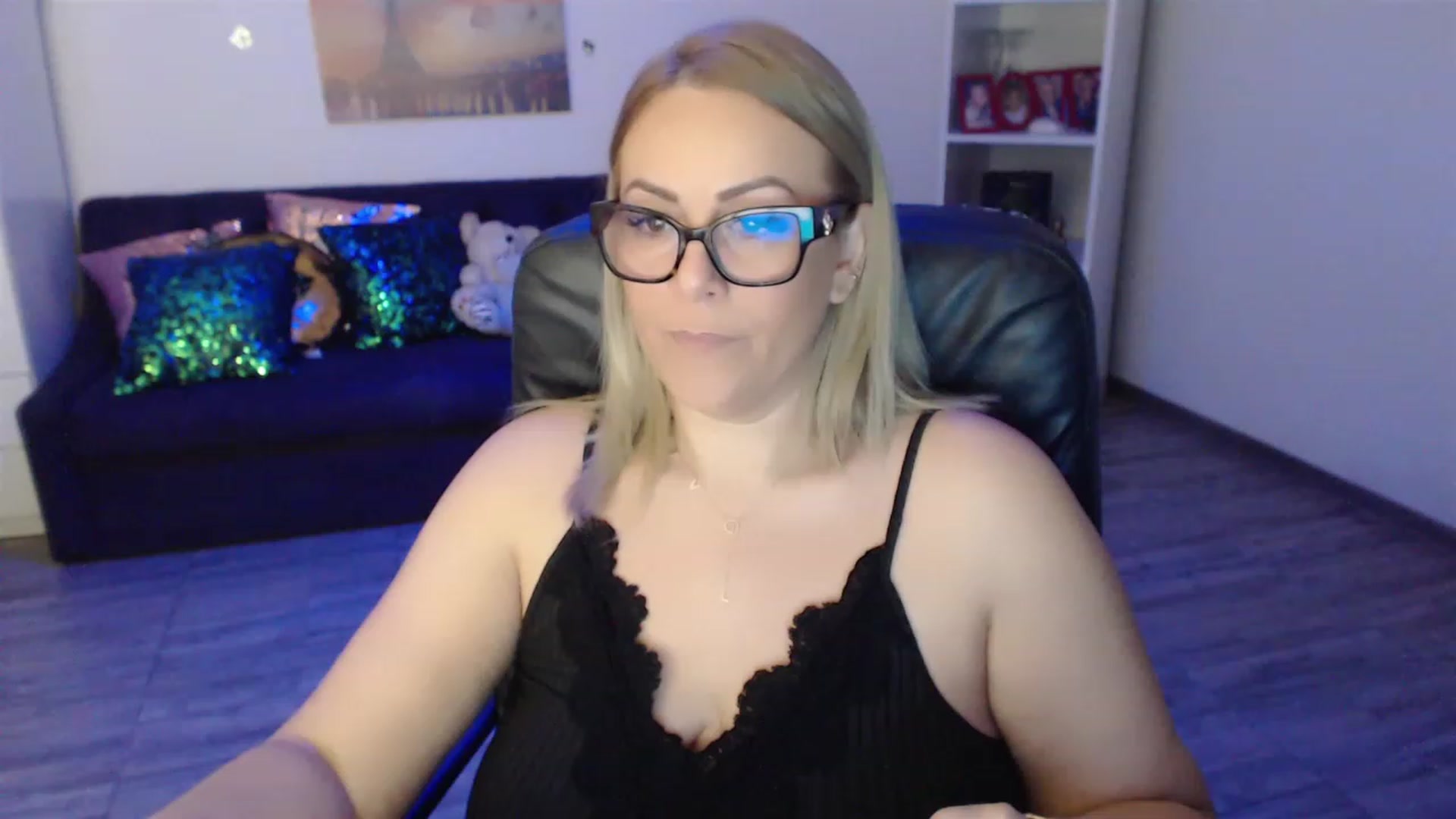 Gallery image thumbnail from A_baby_Boo's myfreecams stream on, 03/16/2023, 19:43 image 19 of 20