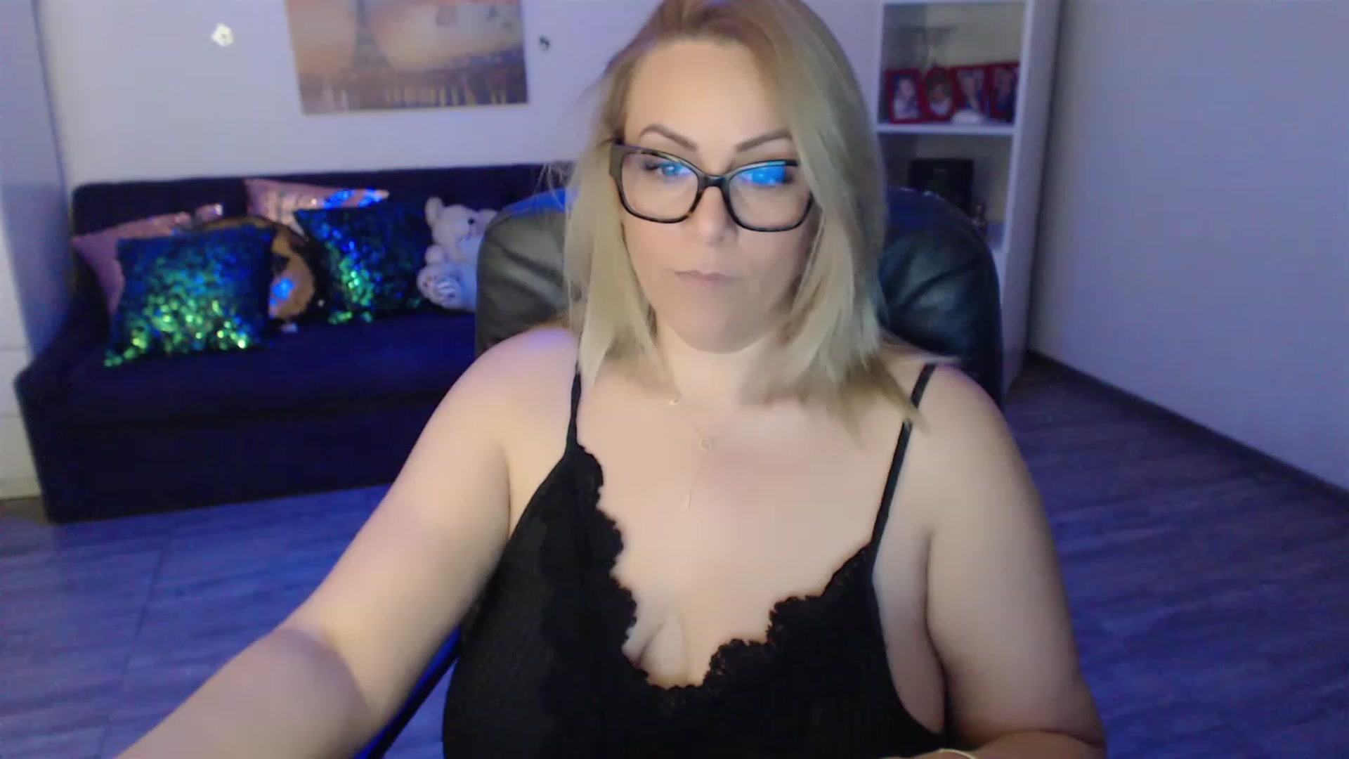 Gallery image thumbnail from A_baby_Boo's myfreecams stream on, 03/16/2023, 20:25 image 16 of 20
