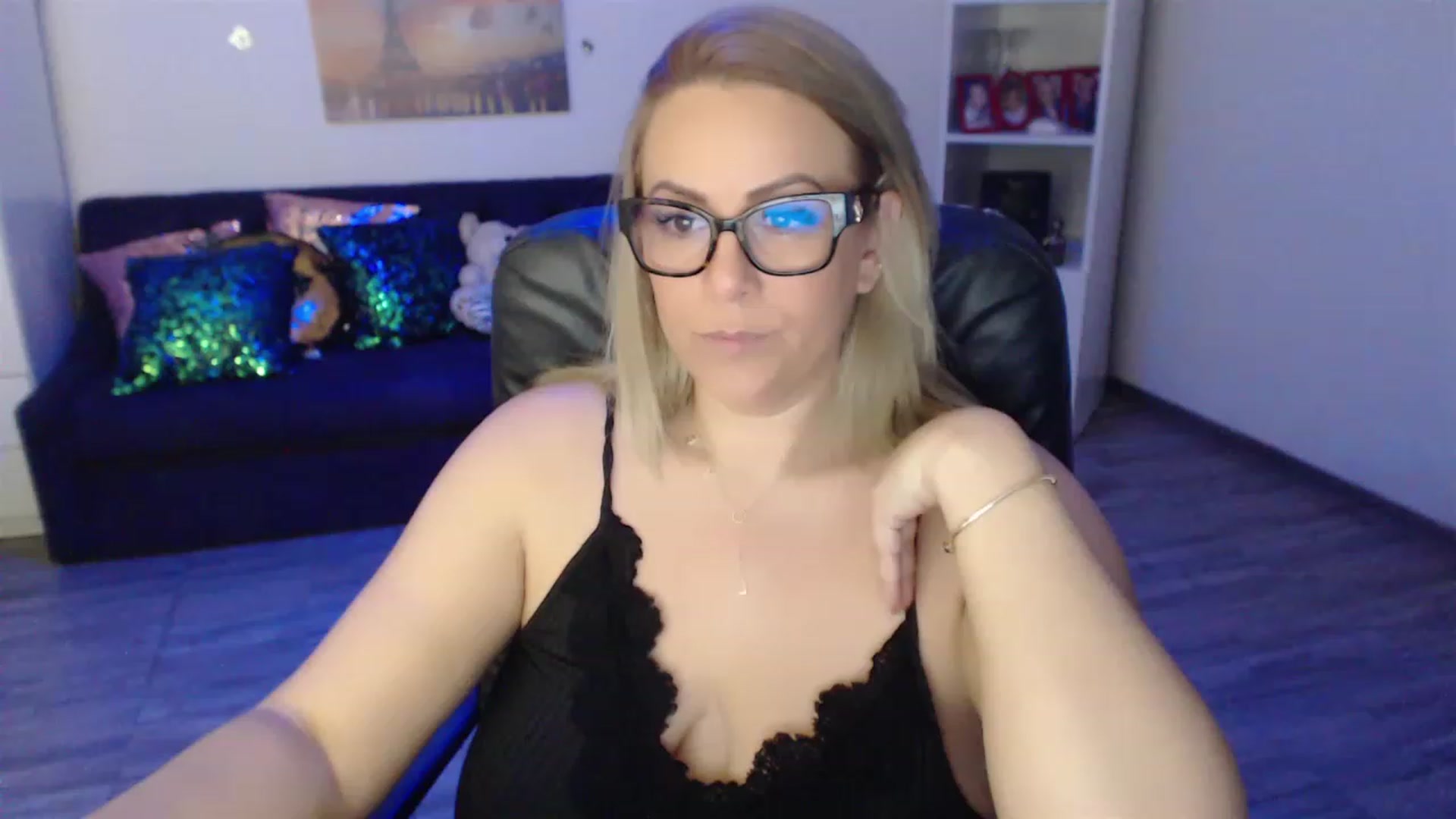 Gallery image thumbnail from A_baby_Boo's myfreecams stream on, 03/16/2023, 20:25 image 3 of 20